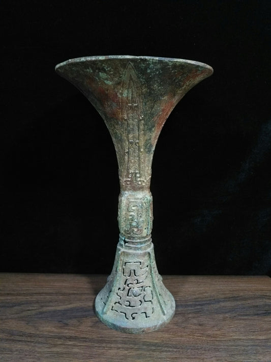 Bronze vessel with a horn mouth