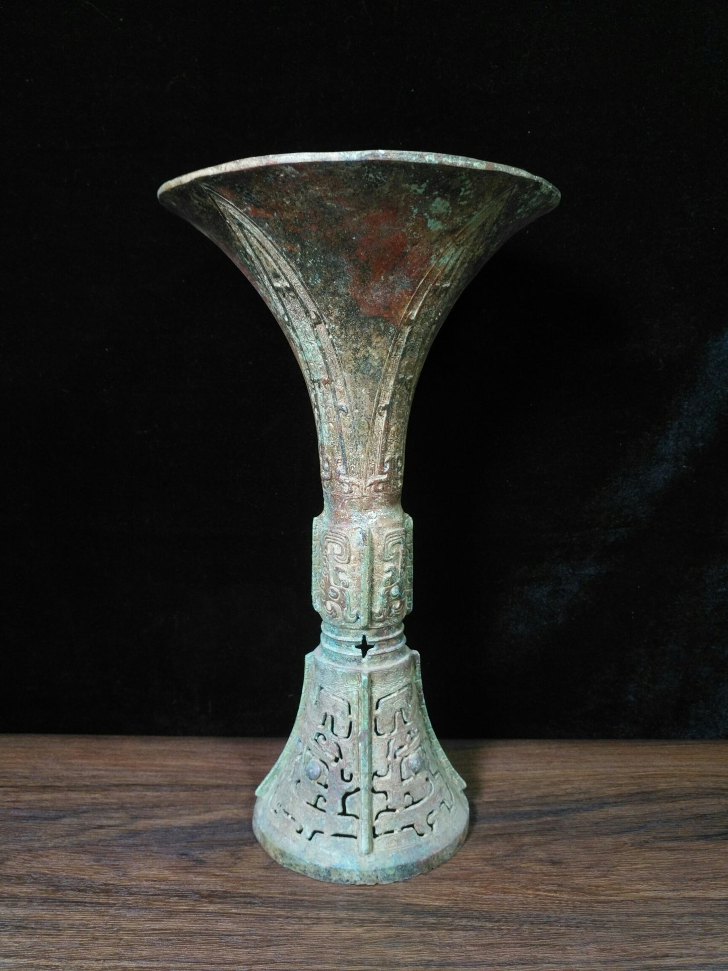 Bronze vessel with a horn mouth