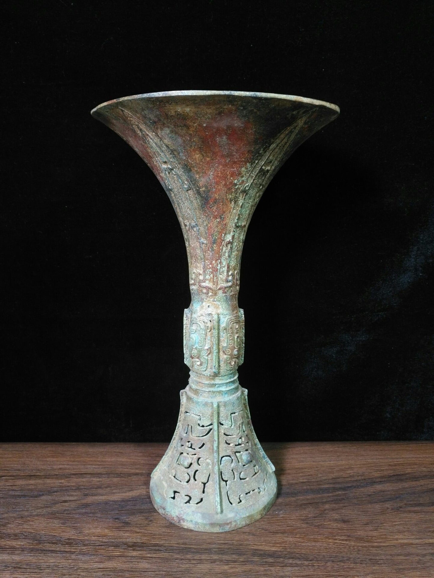 Bronze vessel with a horn mouth