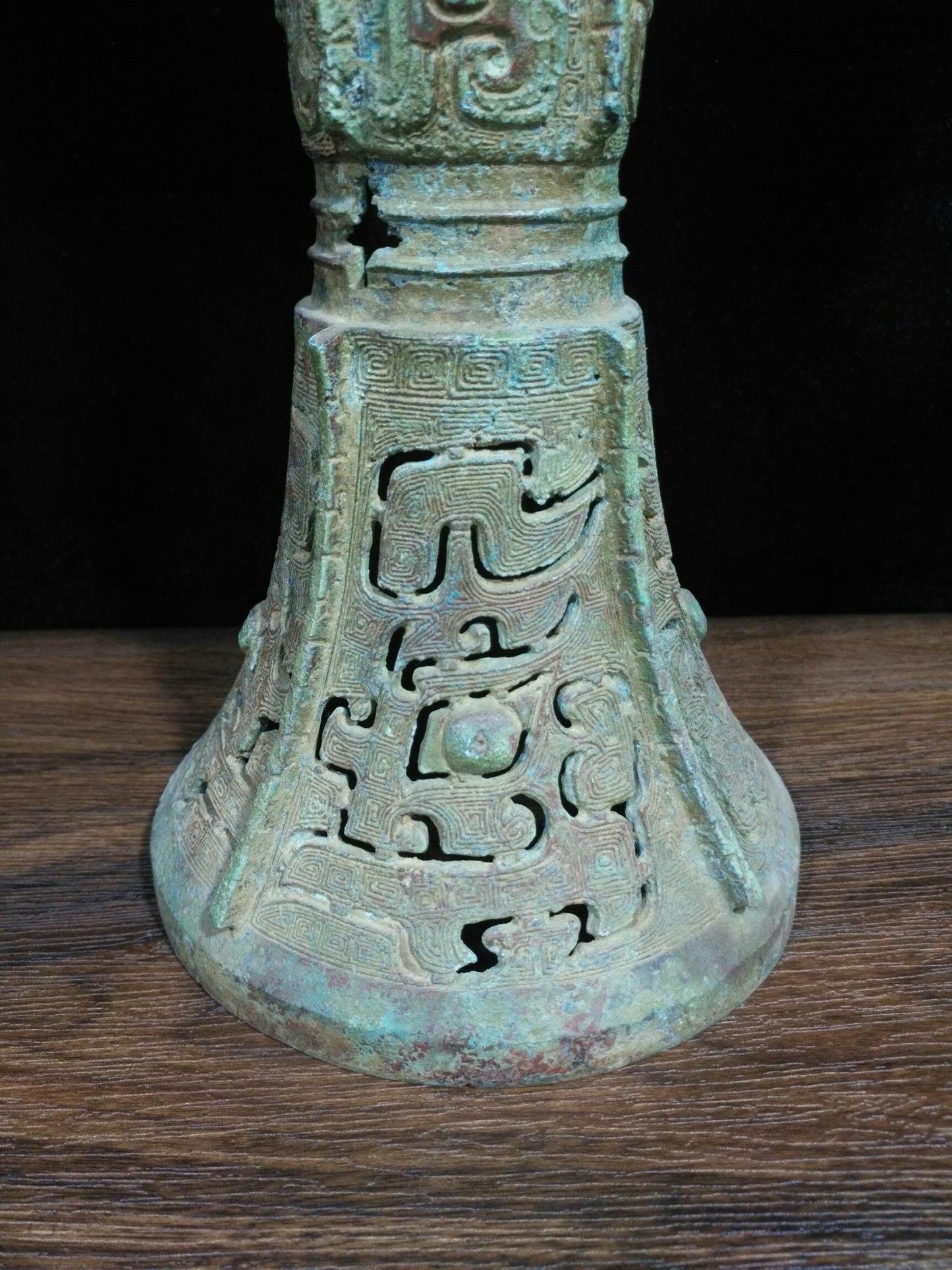 Bronze vessel with a horn mouth