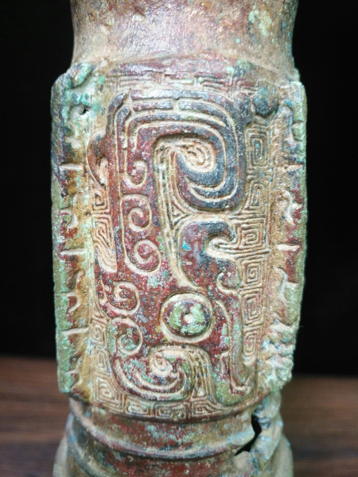 Bronze vessel with a horn mouth