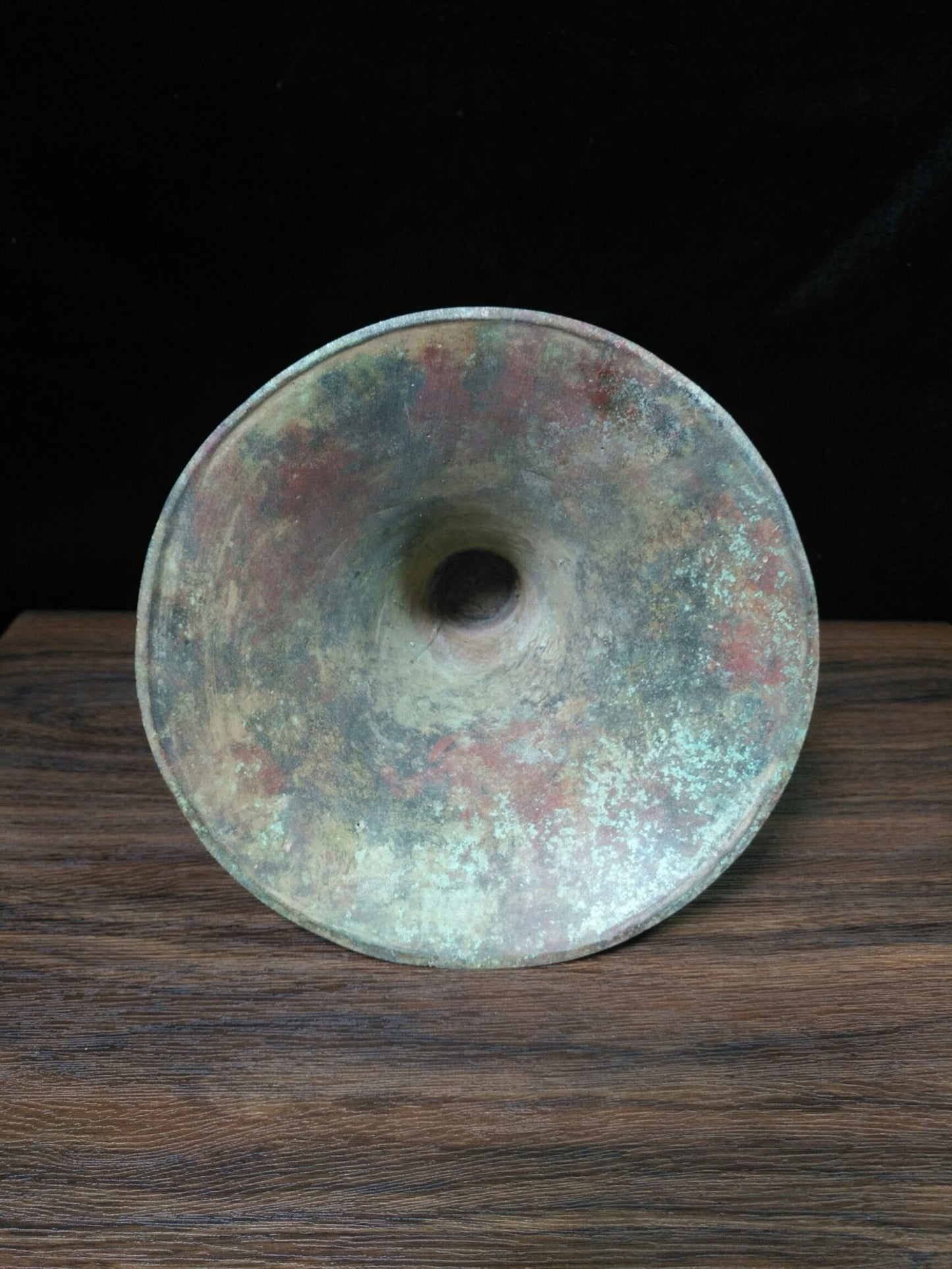 Bronze vessel with a horn mouth