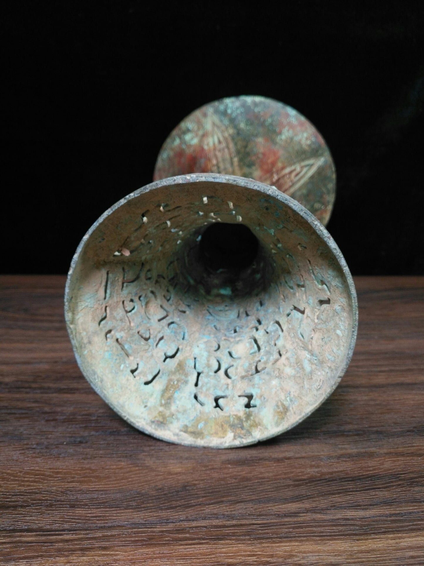 Bronze vessel with a horn mouth