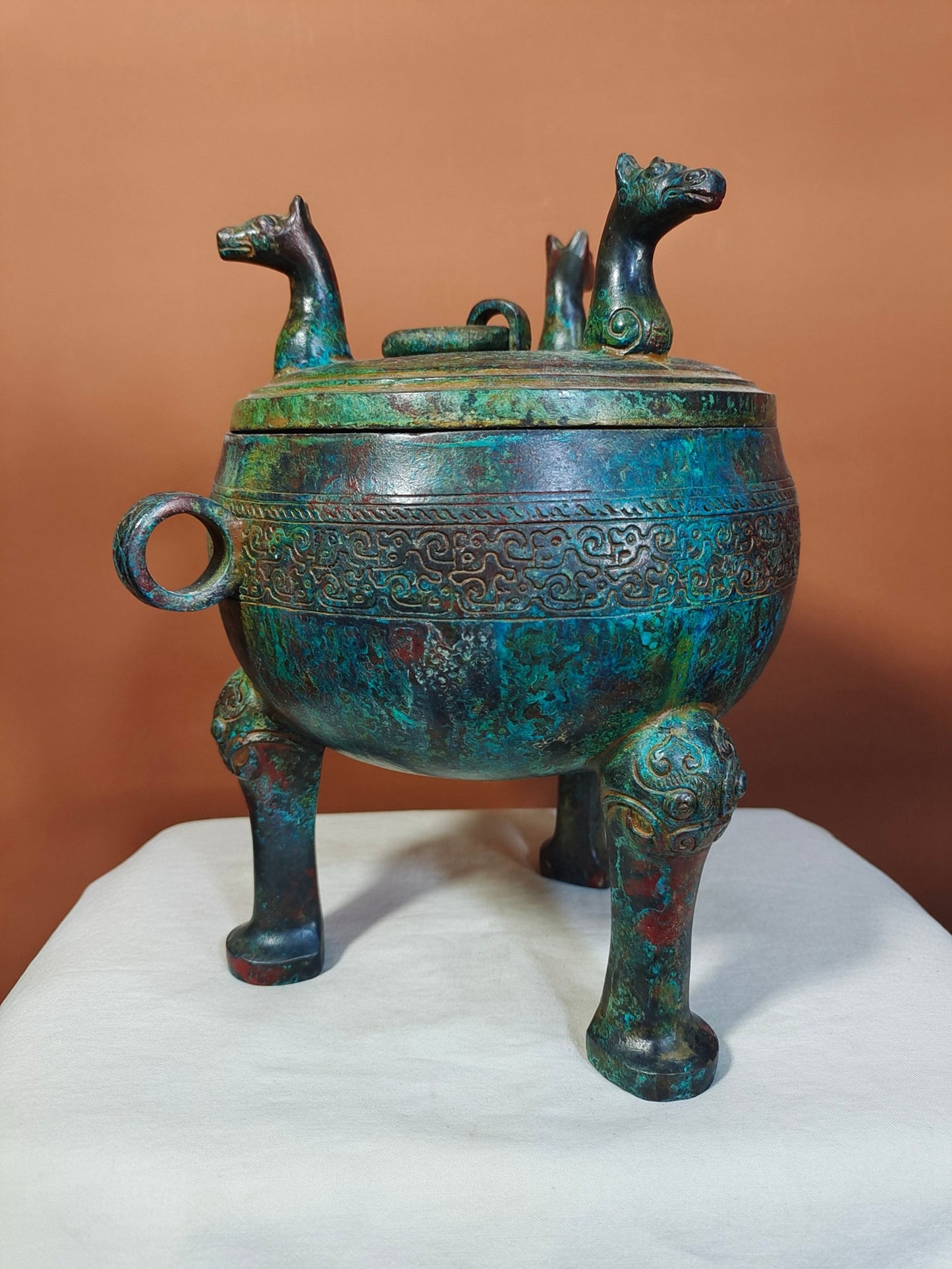 Bronze inscriptions, vessels, round cauldrons