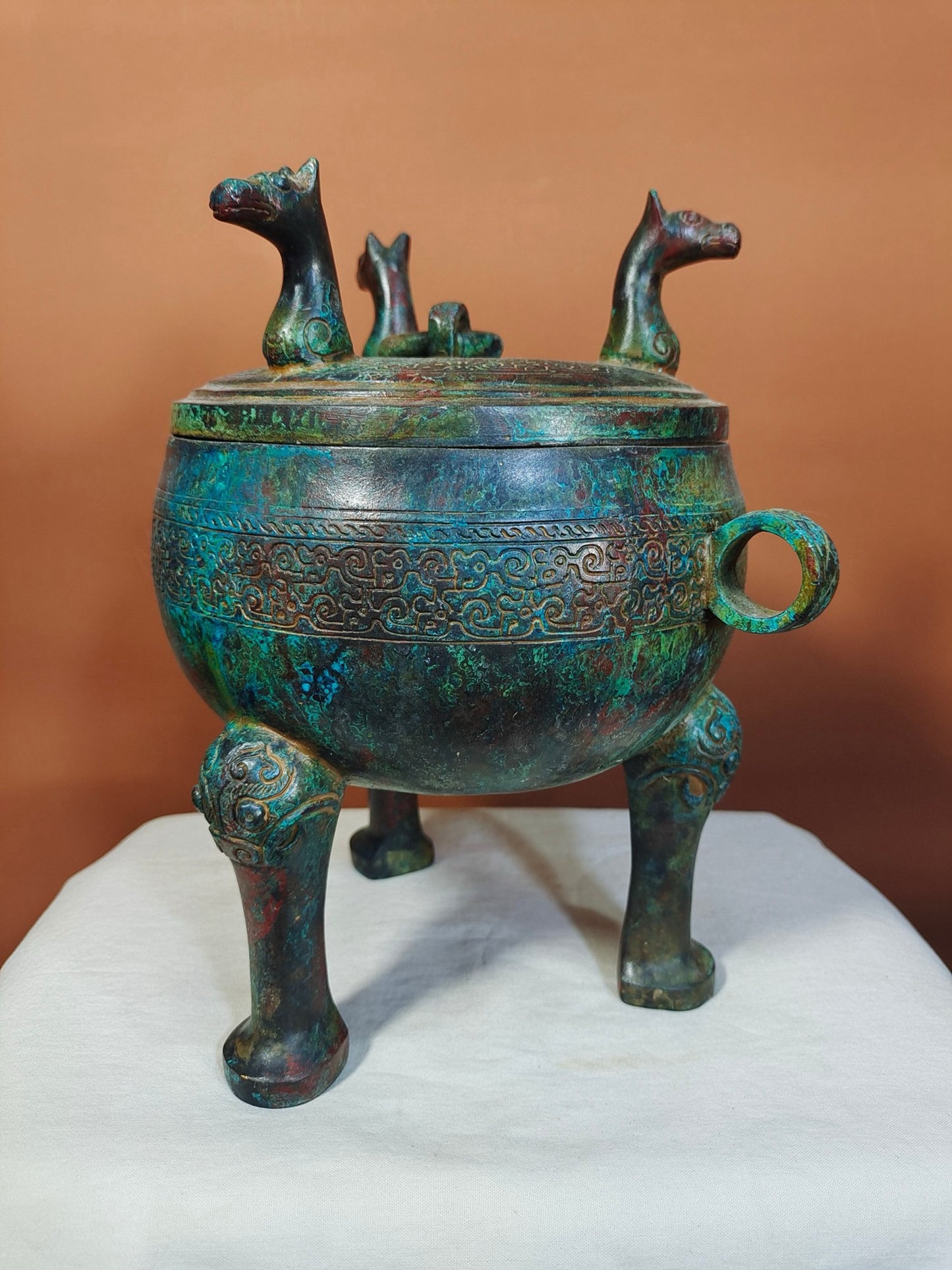 Bronze inscriptions, vessels, round cauldrons