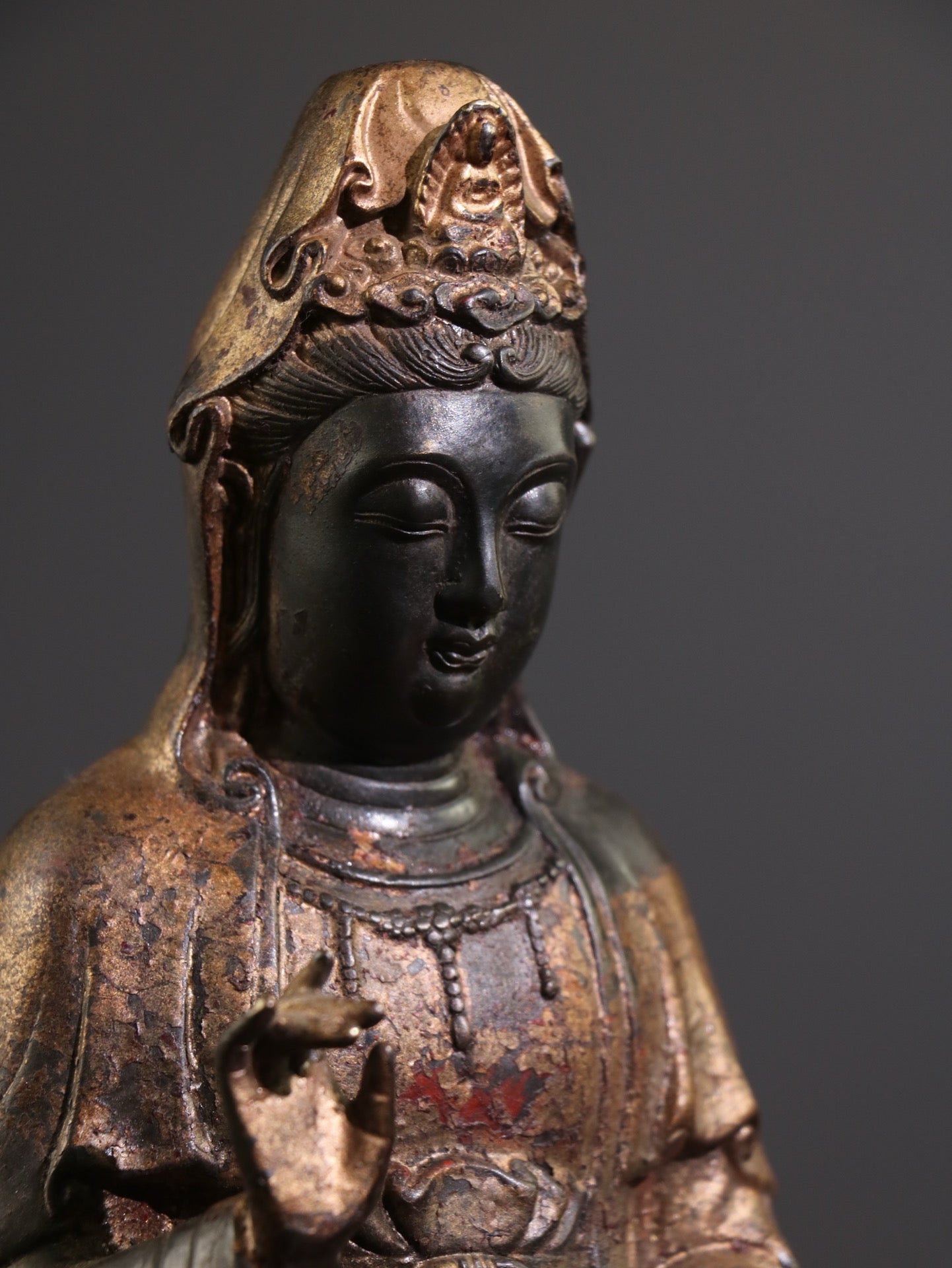 A Chinese antique pure copper statue of Guanyin Bodhisattva