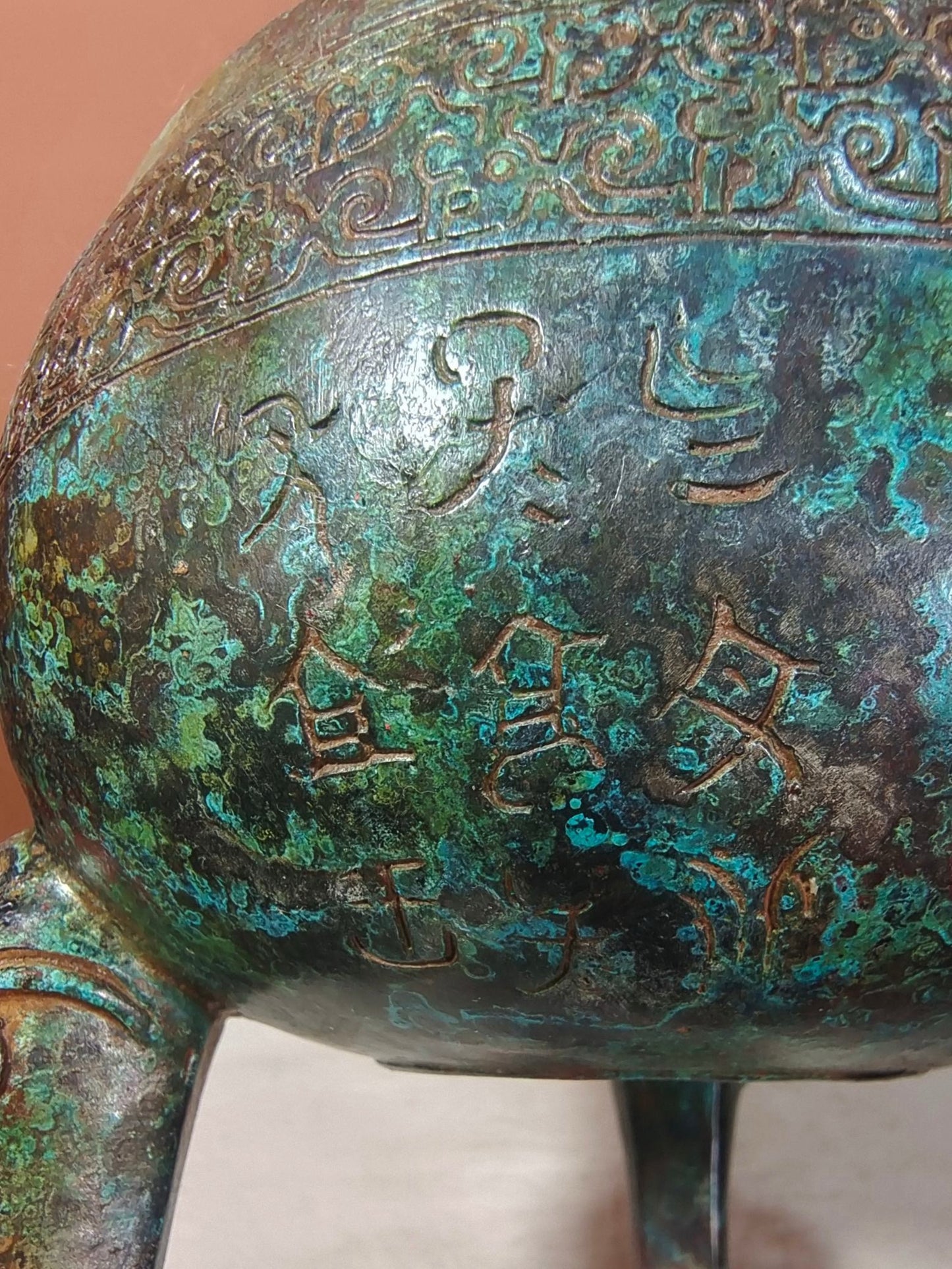 Bronze inscriptions, vessels, round cauldrons
