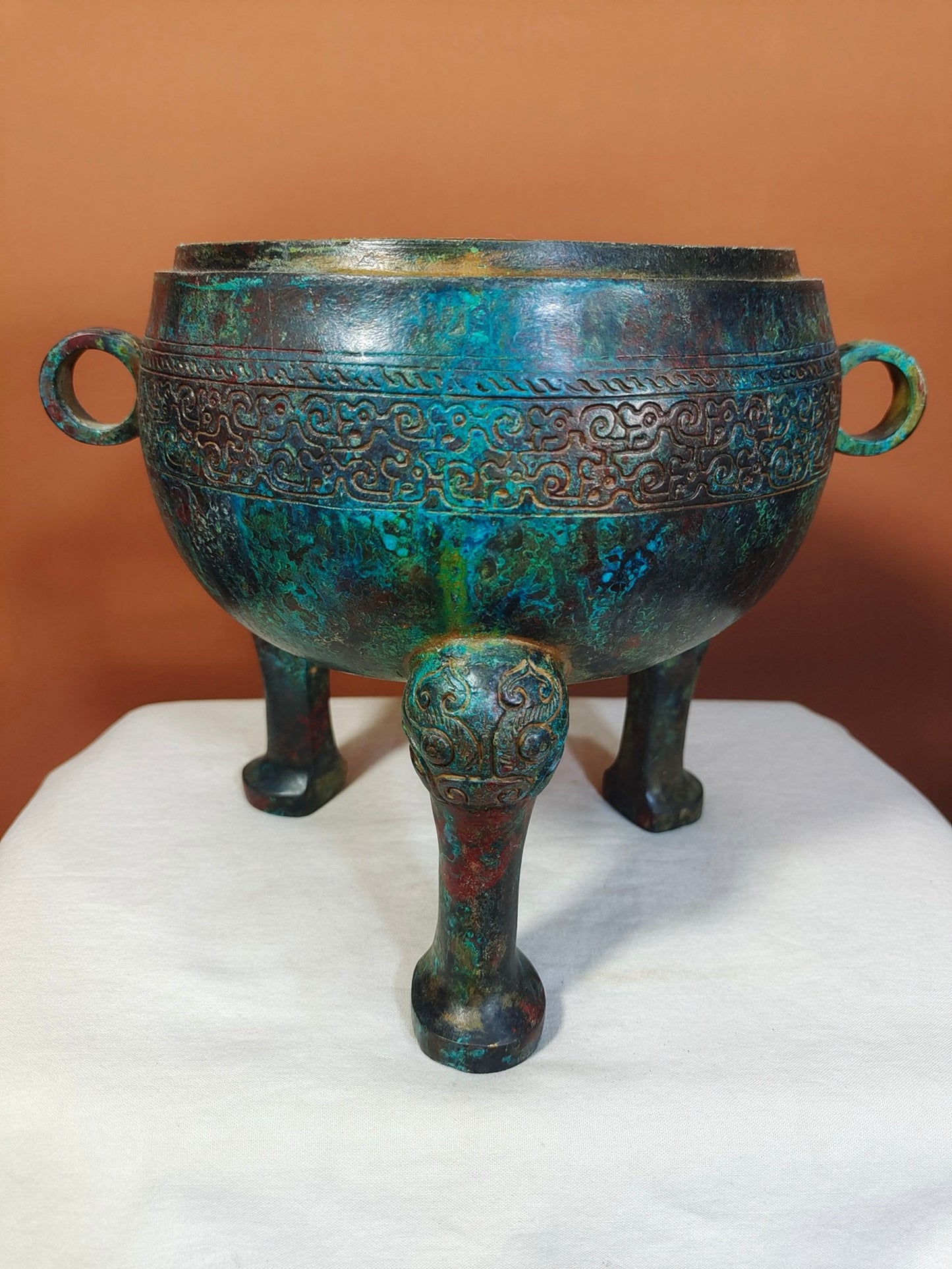 Bronze inscriptions, vessels, round cauldrons