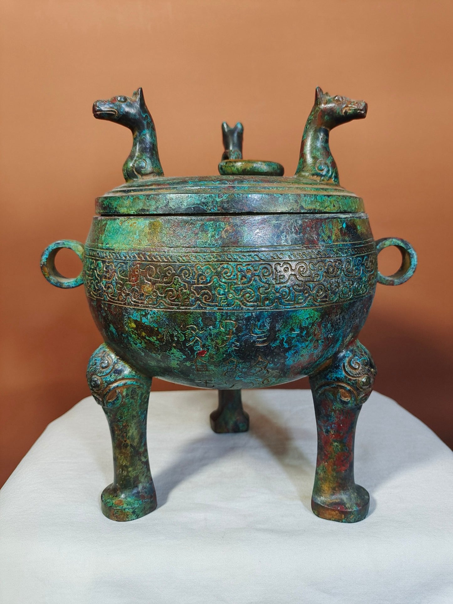 Bronze inscriptions, vessels, round cauldrons