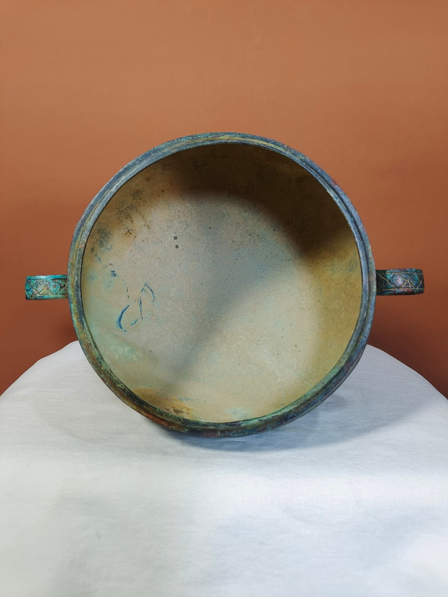 Bronze inscriptions, vessels, round cauldrons