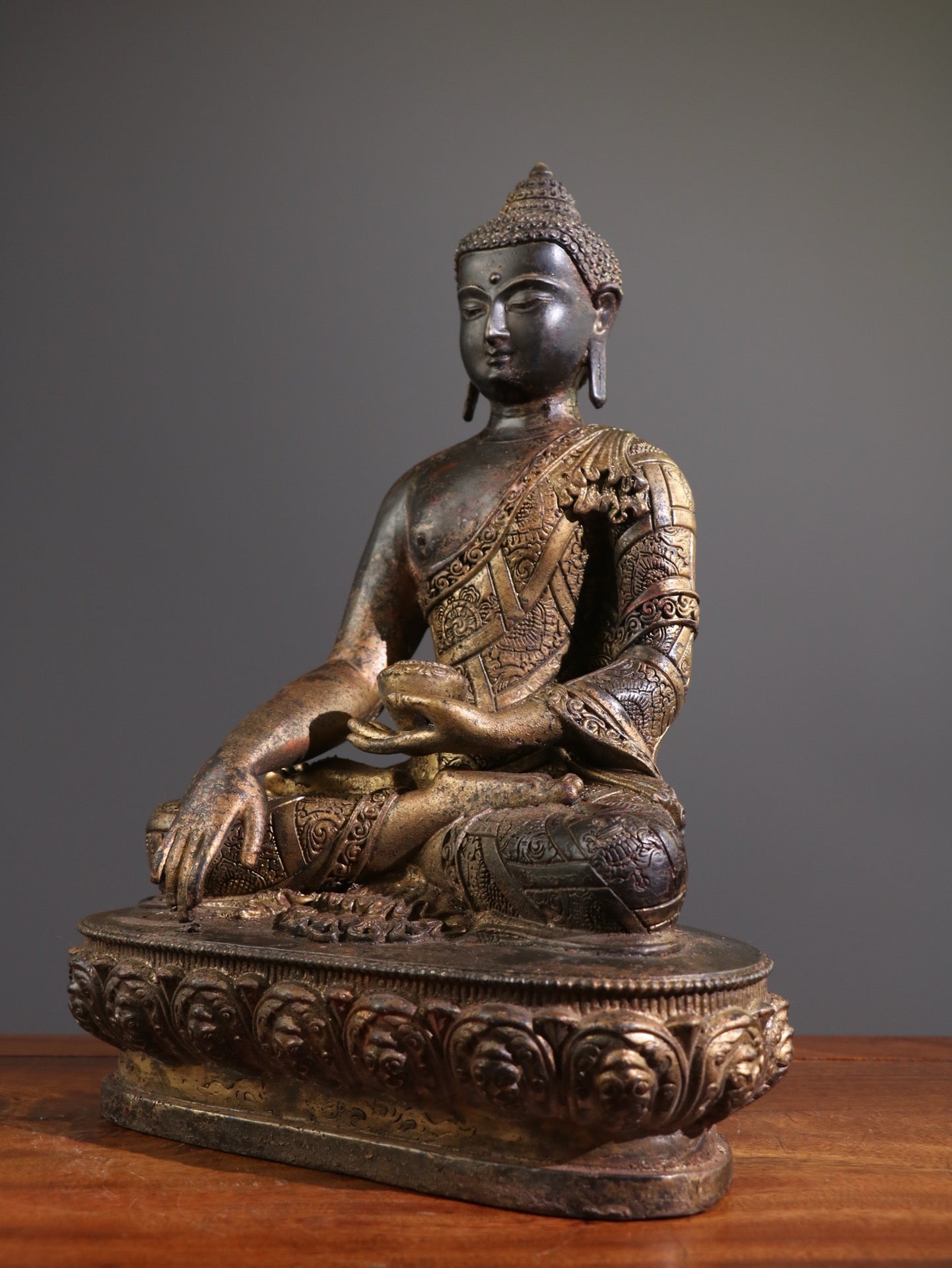 A Chinese antique pure copper statue of Shakyamuni Buddha