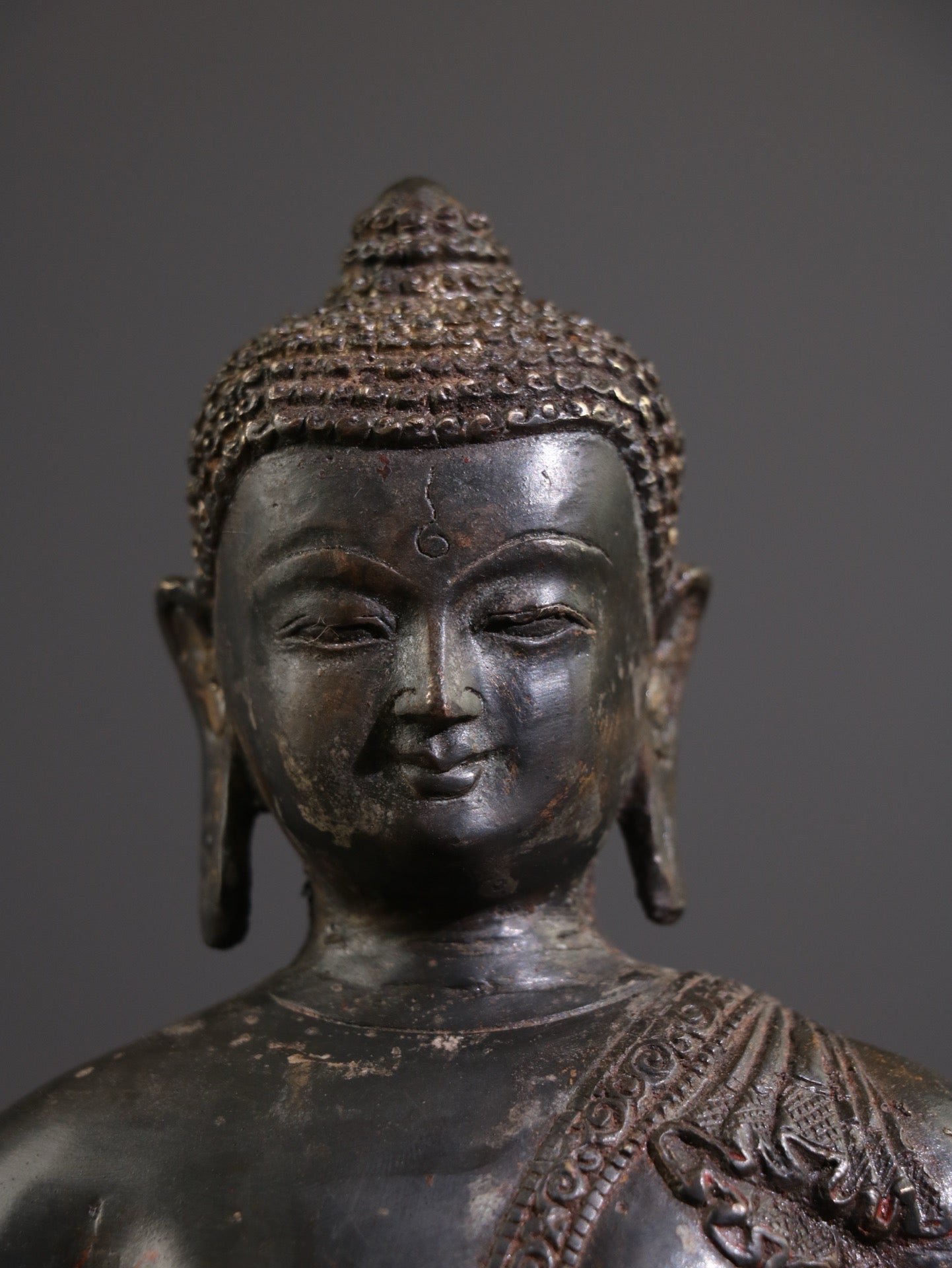 A Chinese antique statue of Shakyamuni Medicine Buddha