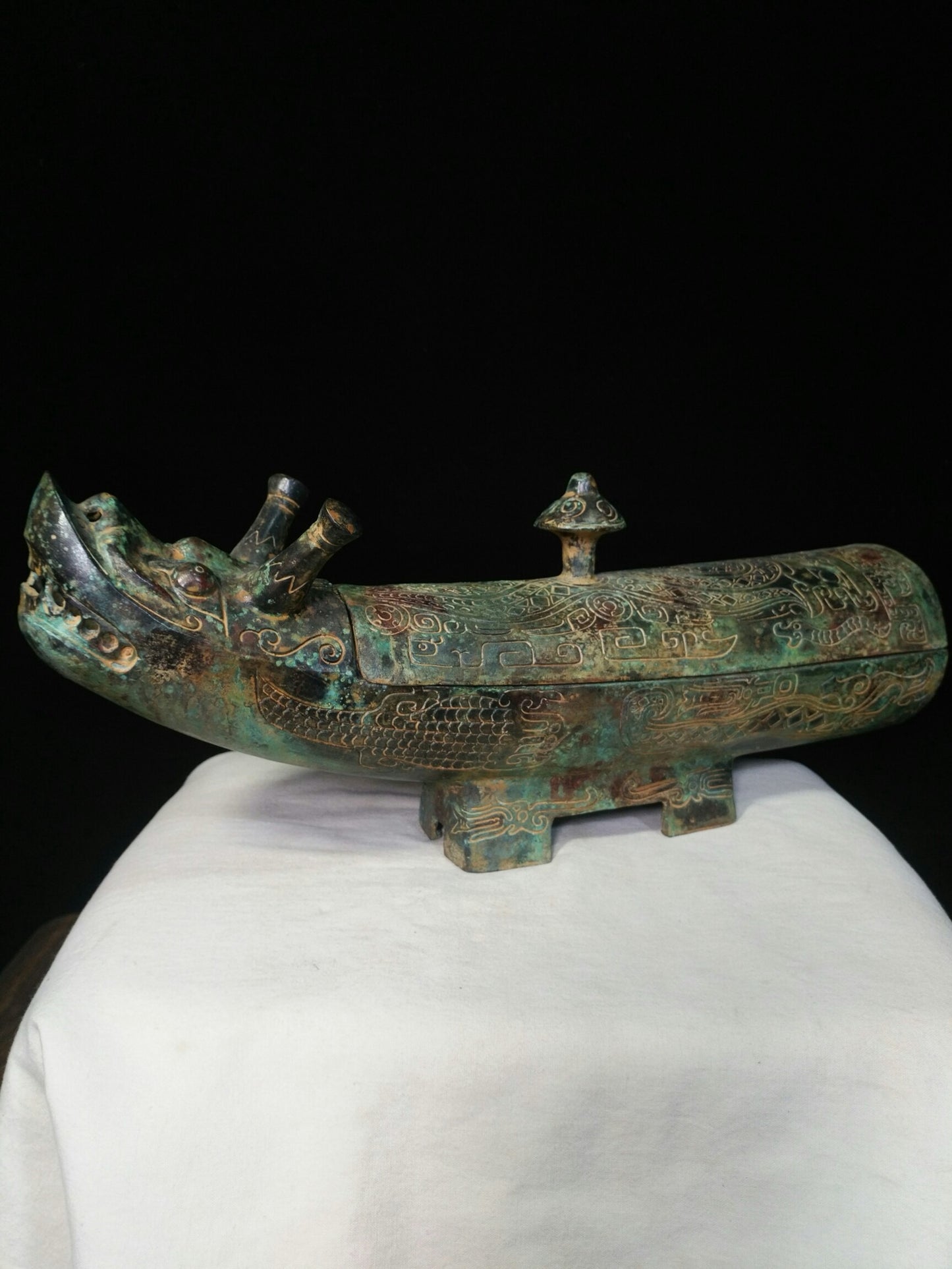 Bronze inscriptions, vessels, dragon boats