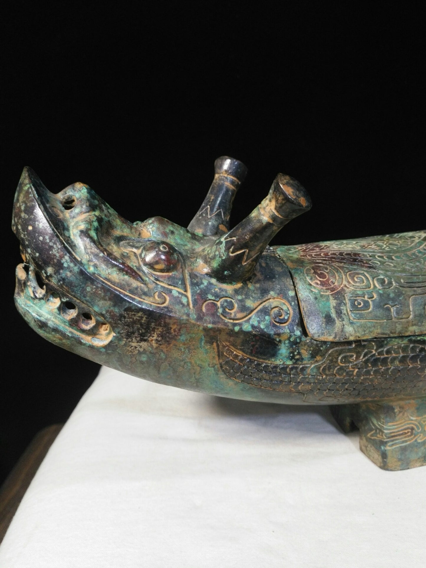 Bronze inscriptions, vessels, dragon boats