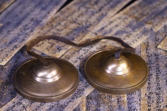Copper tire pure handmade tapping, chiseling and ringing bell