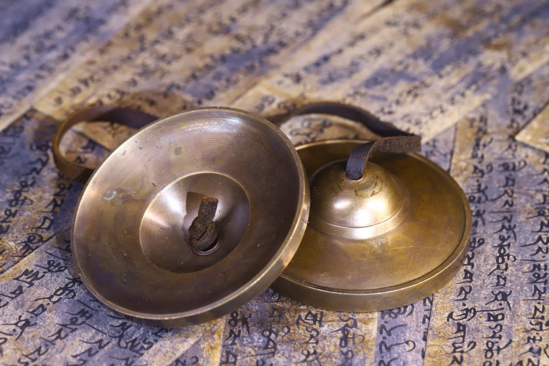 Copper tire pure handmade tapping, chiseling and ringing bell