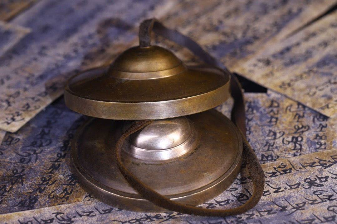 Copper tire pure handmade tapping, chiseling and ringing bell