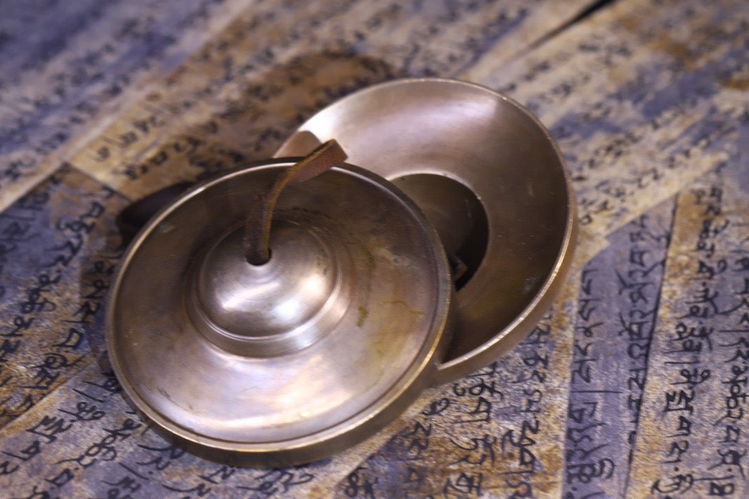 Copper tire pure handmade tapping, chiseling and ringing bell