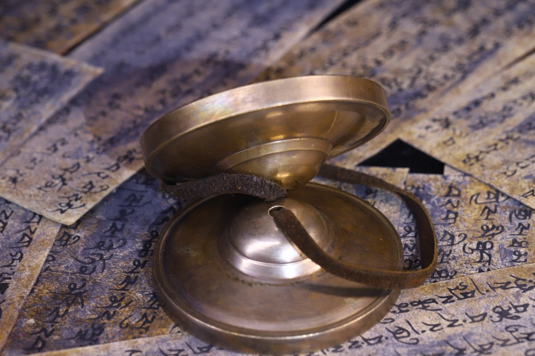 Copper tire pure handmade tapping, chiseling and ringing bell