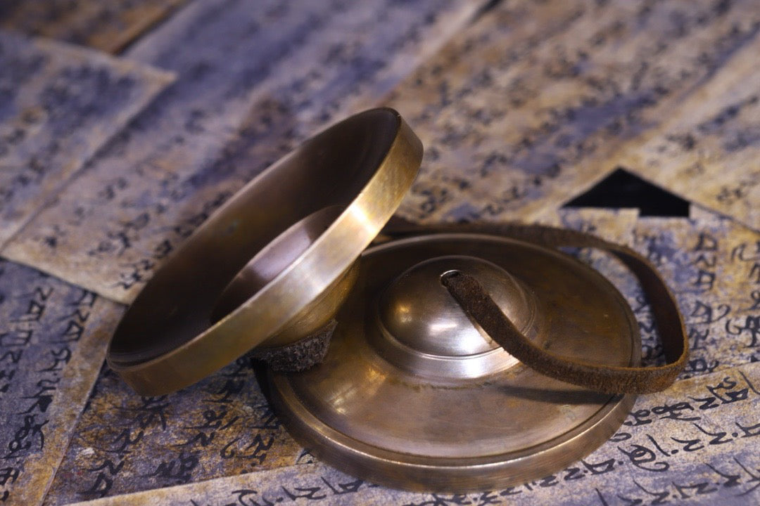 Copper tire pure handmade tapping, chiseling and ringing bell