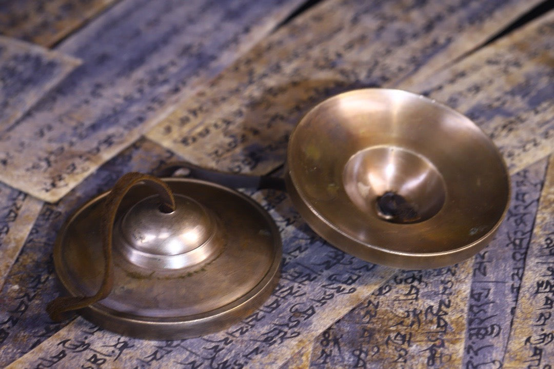 Copper tire pure handmade tapping, chiseling and ringing bell