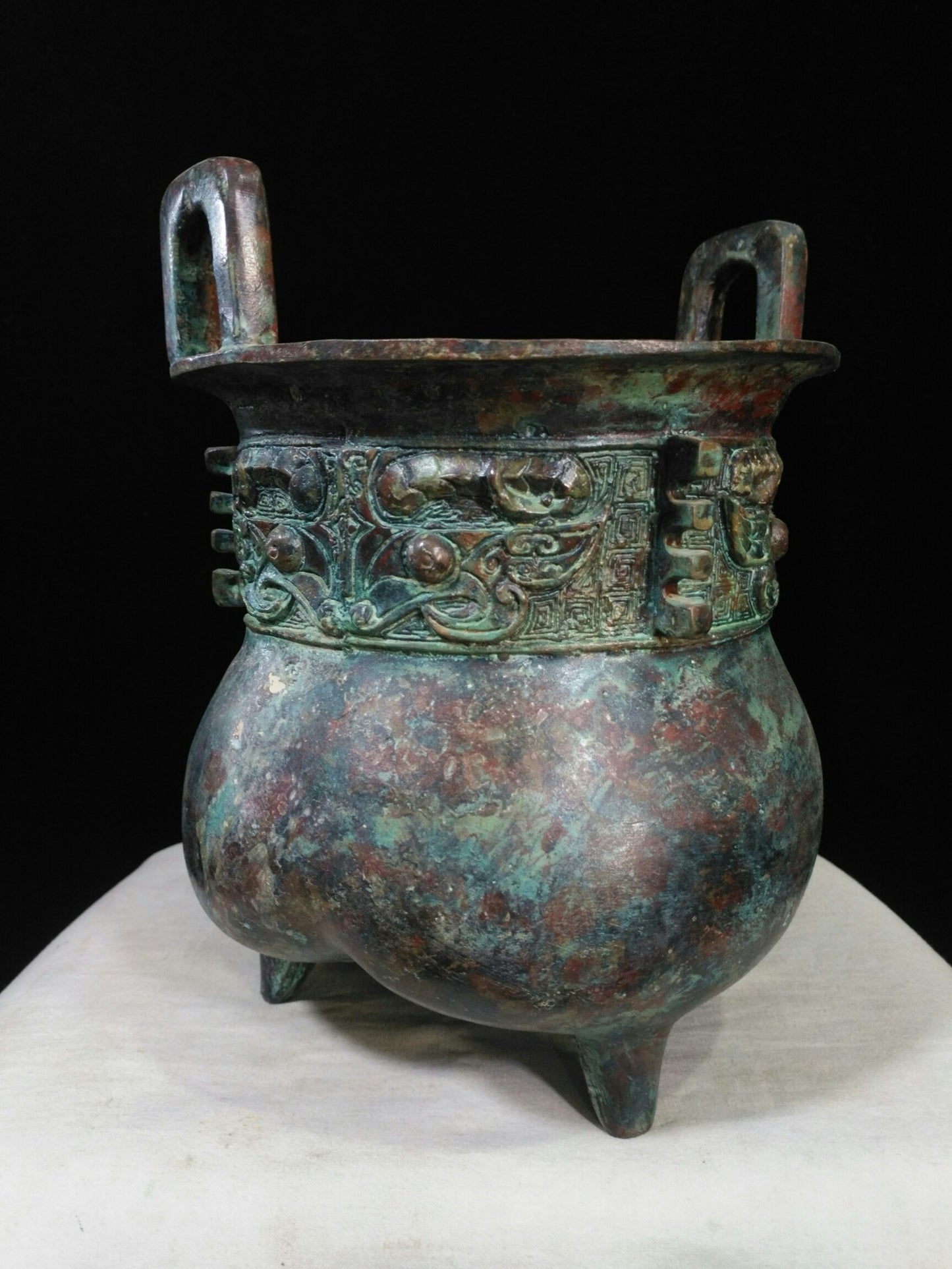 Bronze vessel tripod