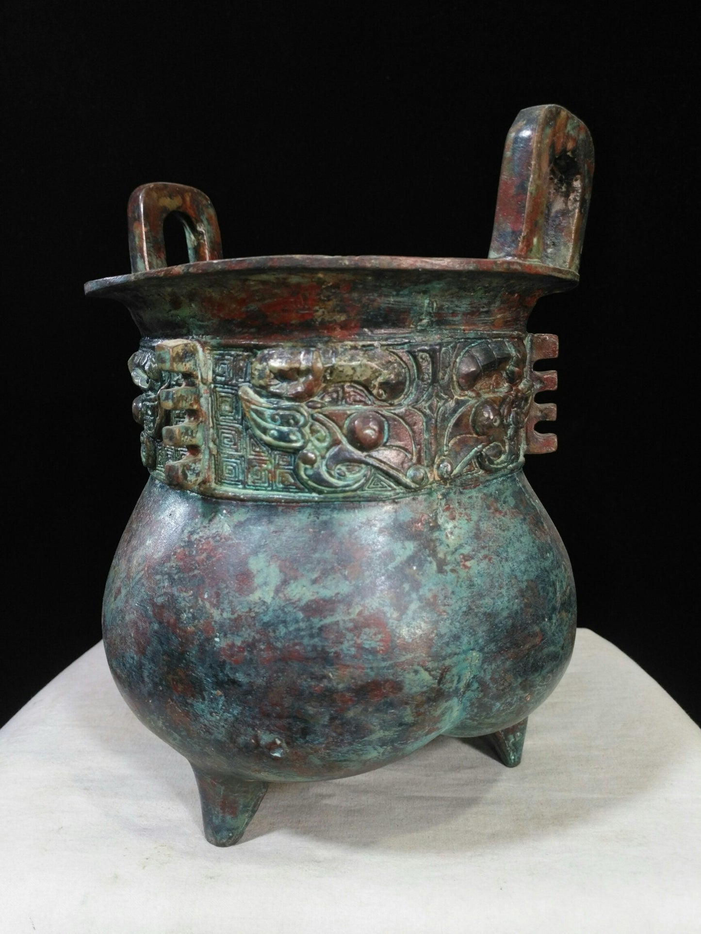 Bronze vessel tripod