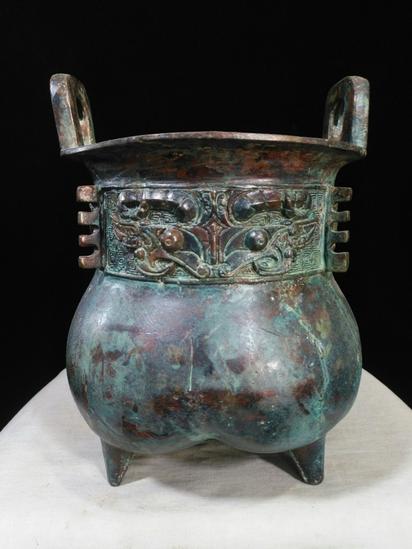 Bronze vessel tripod