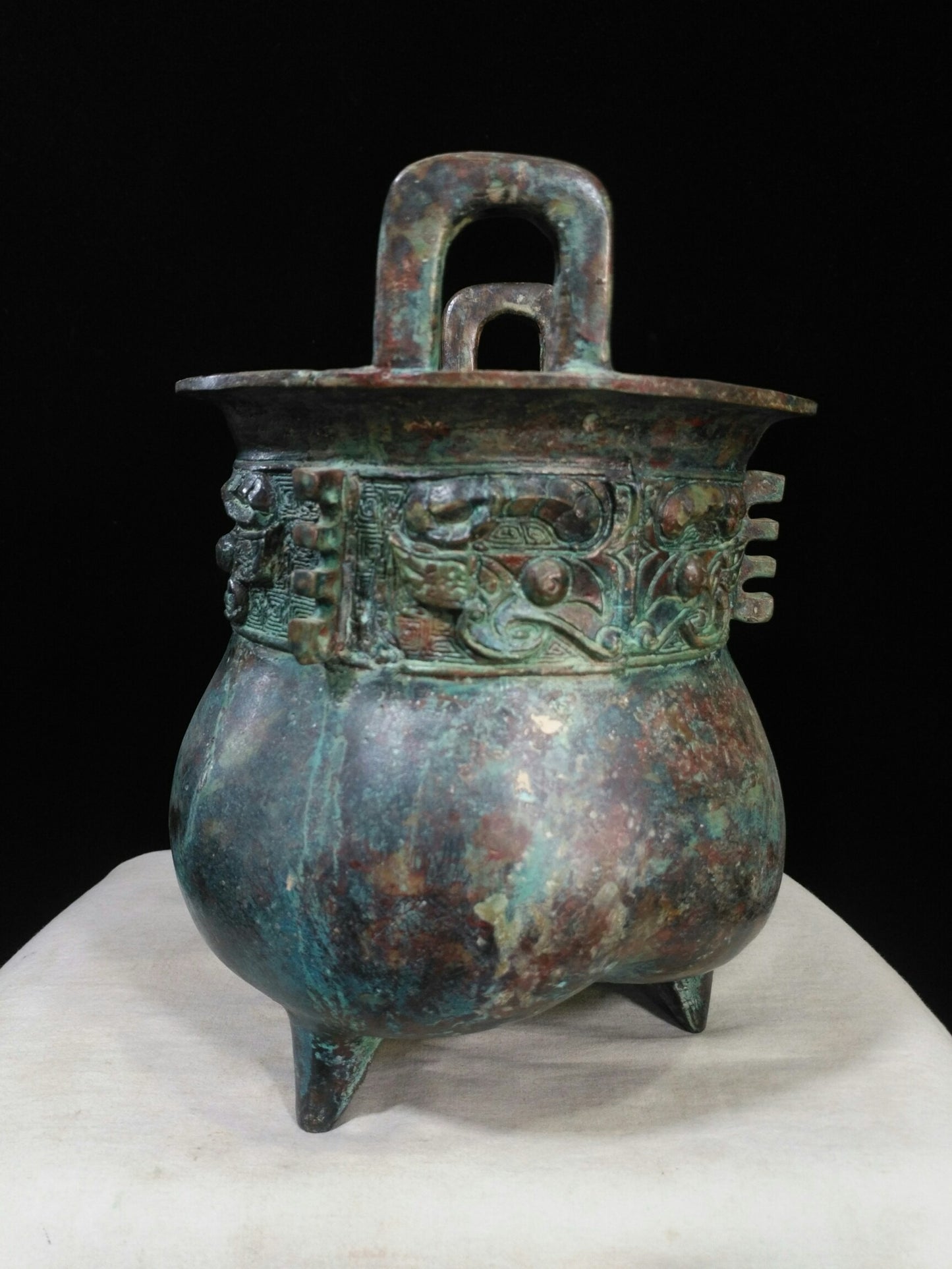 Bronze vessel tripod