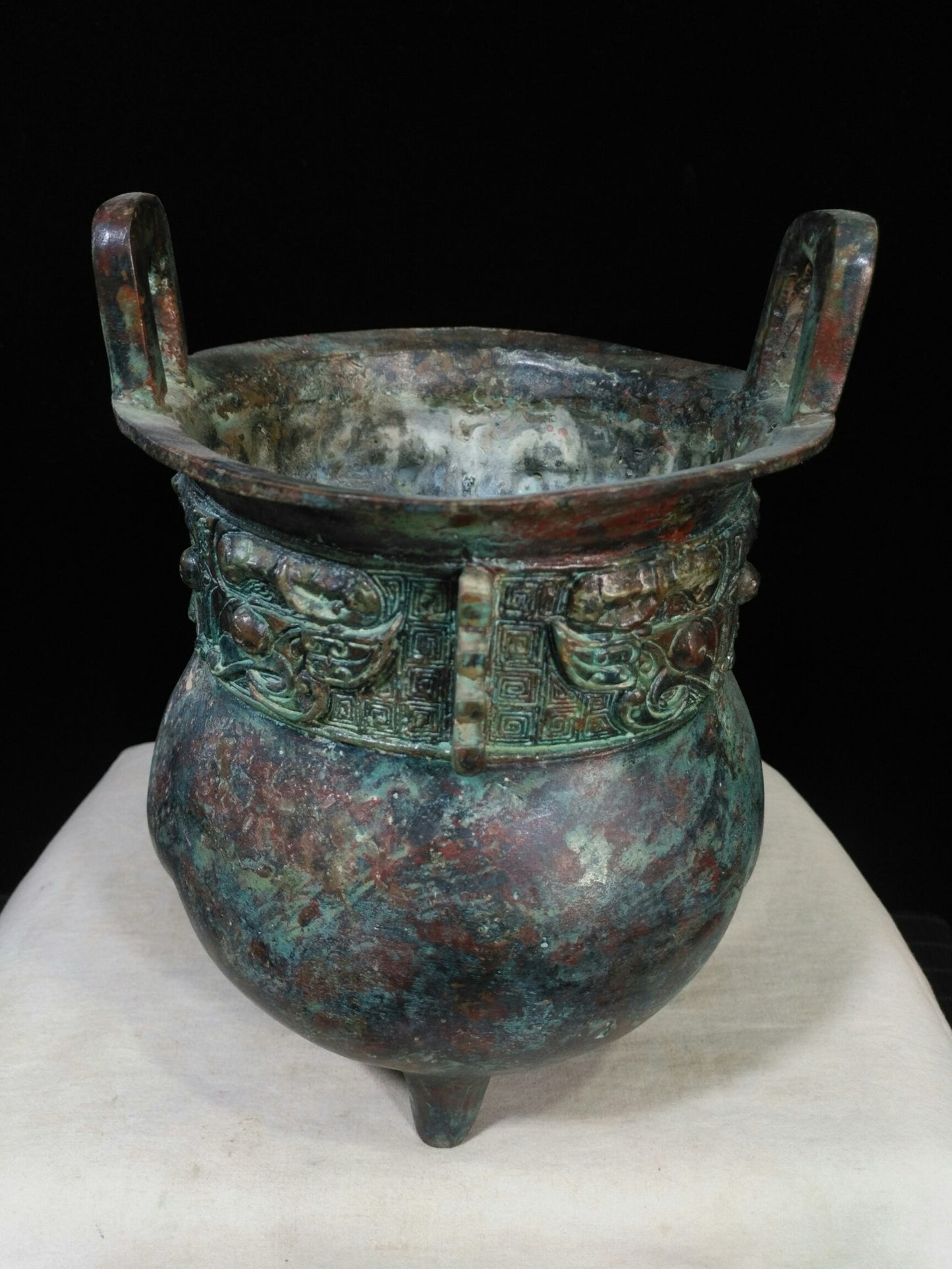 Bronze vessel tripod