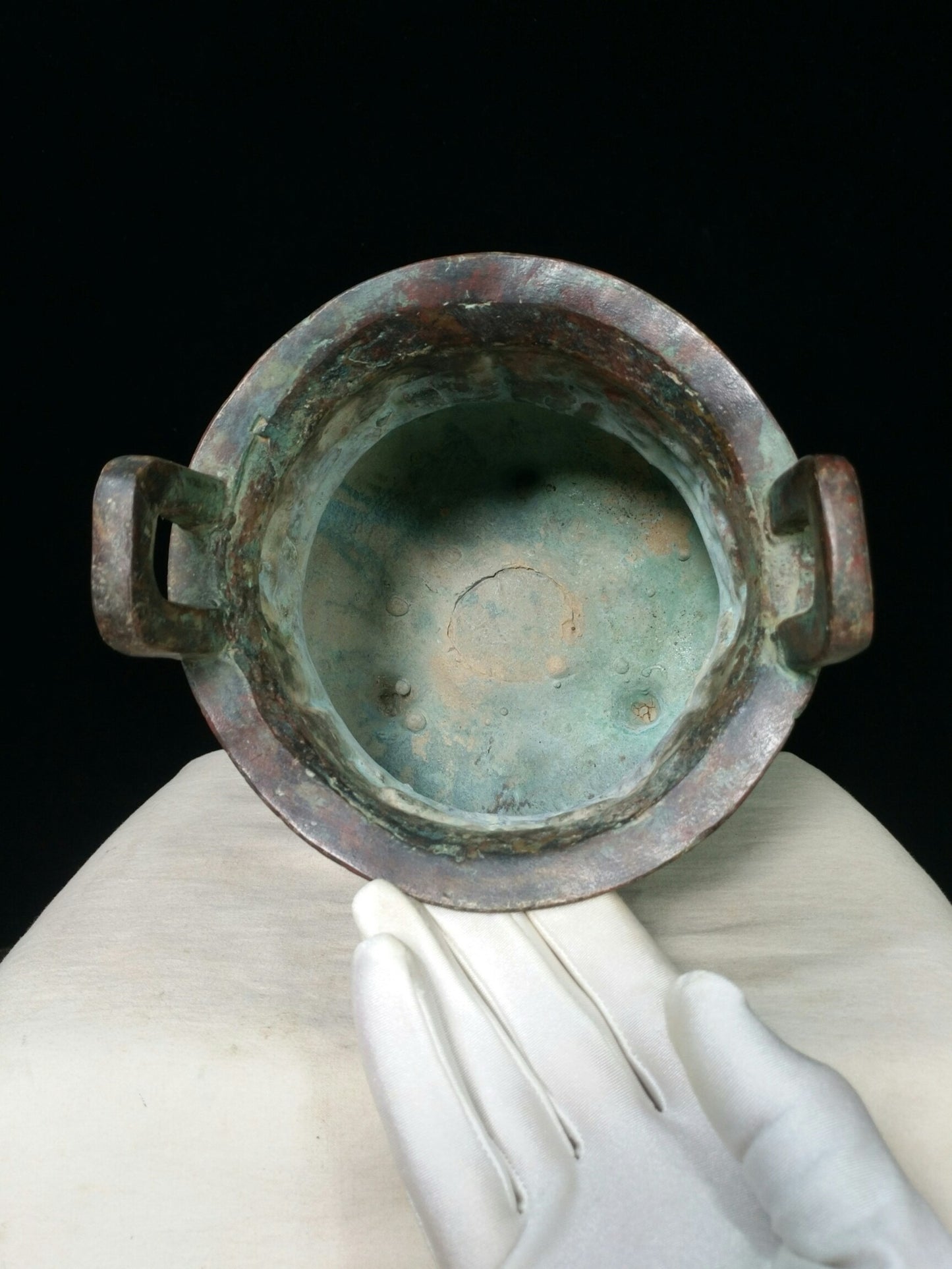 Bronze vessel tripod