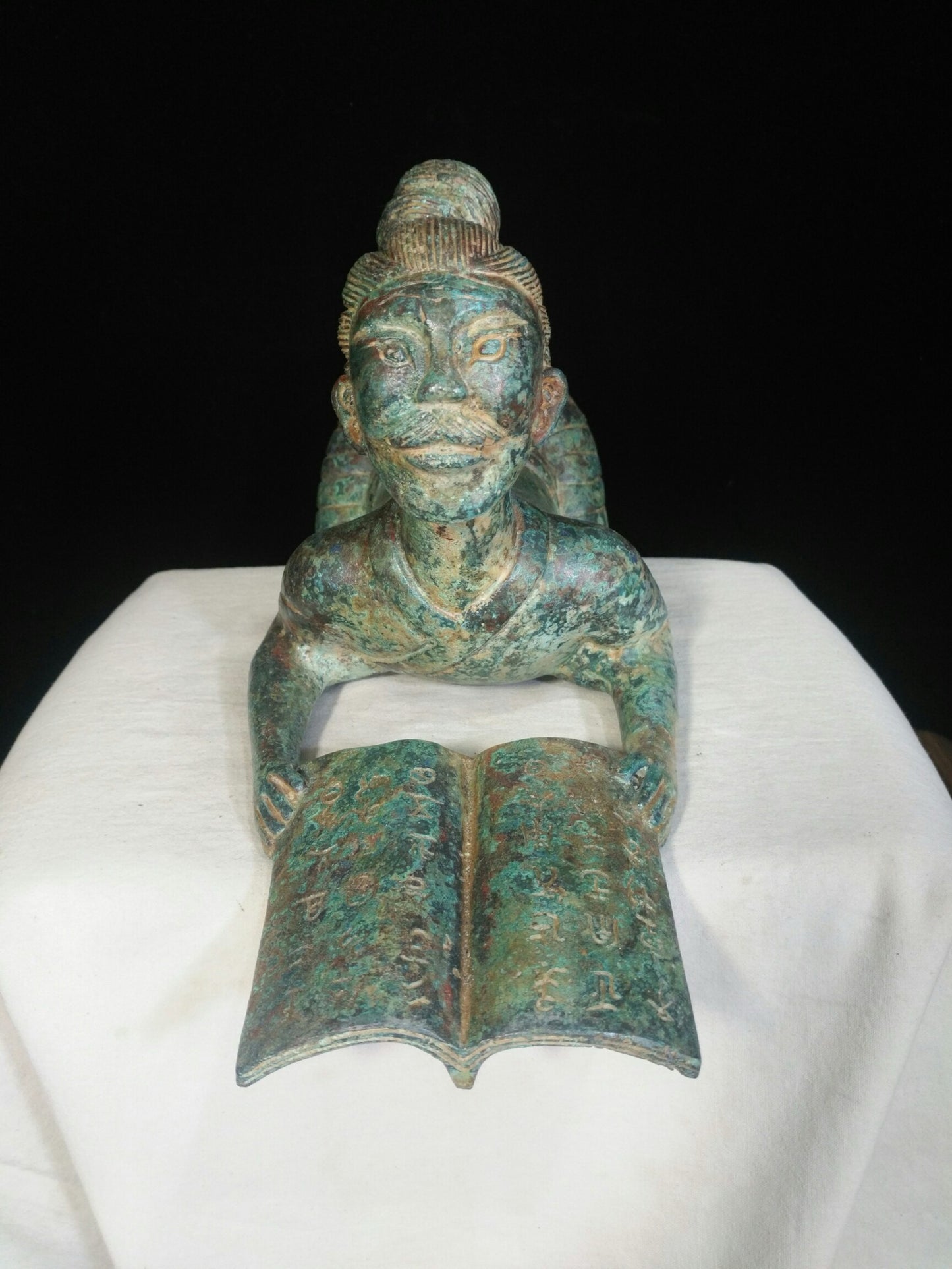 Bronze figurines and figurines lifting books
