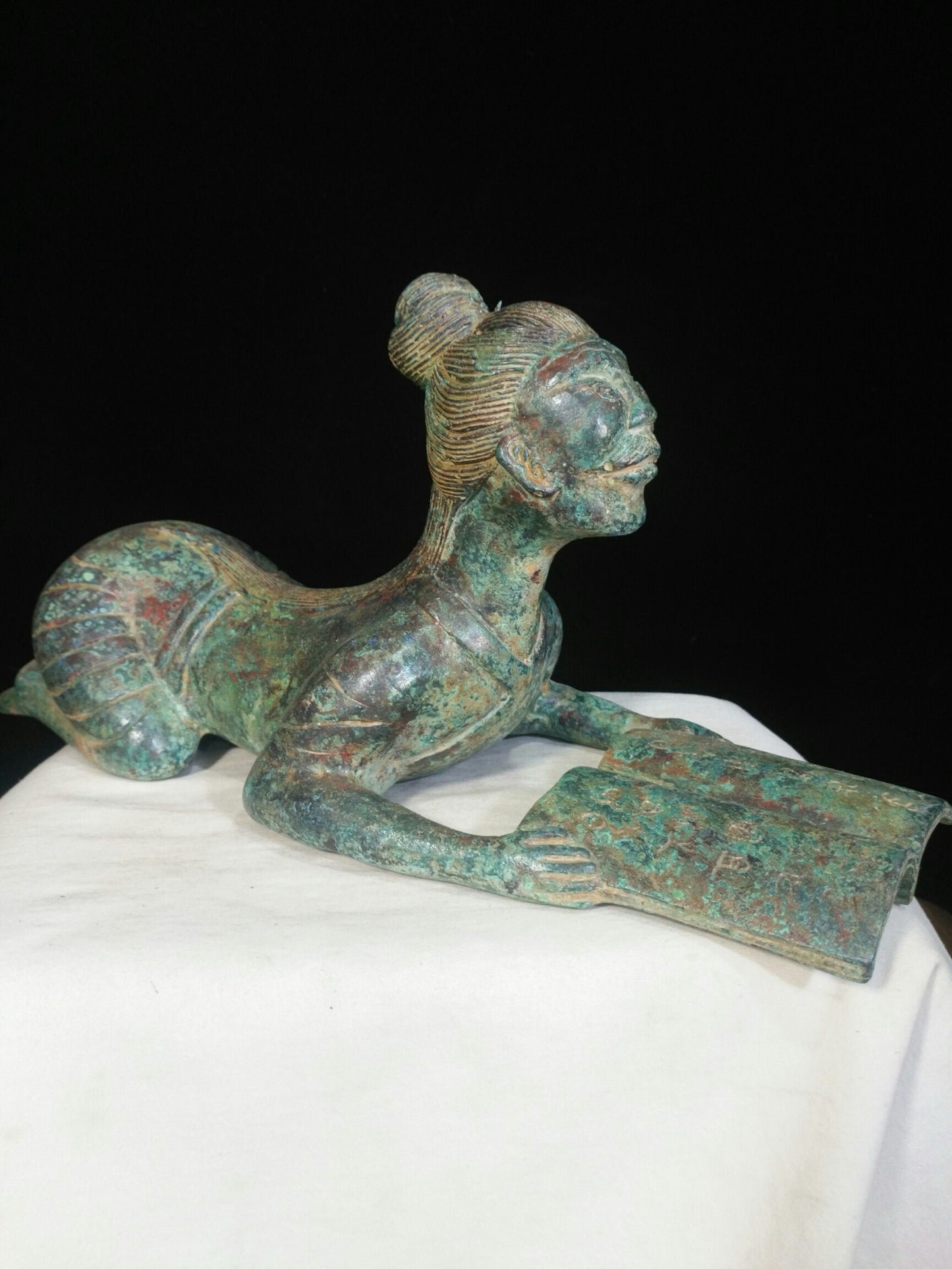 Bronze figurines and figurines lifting books