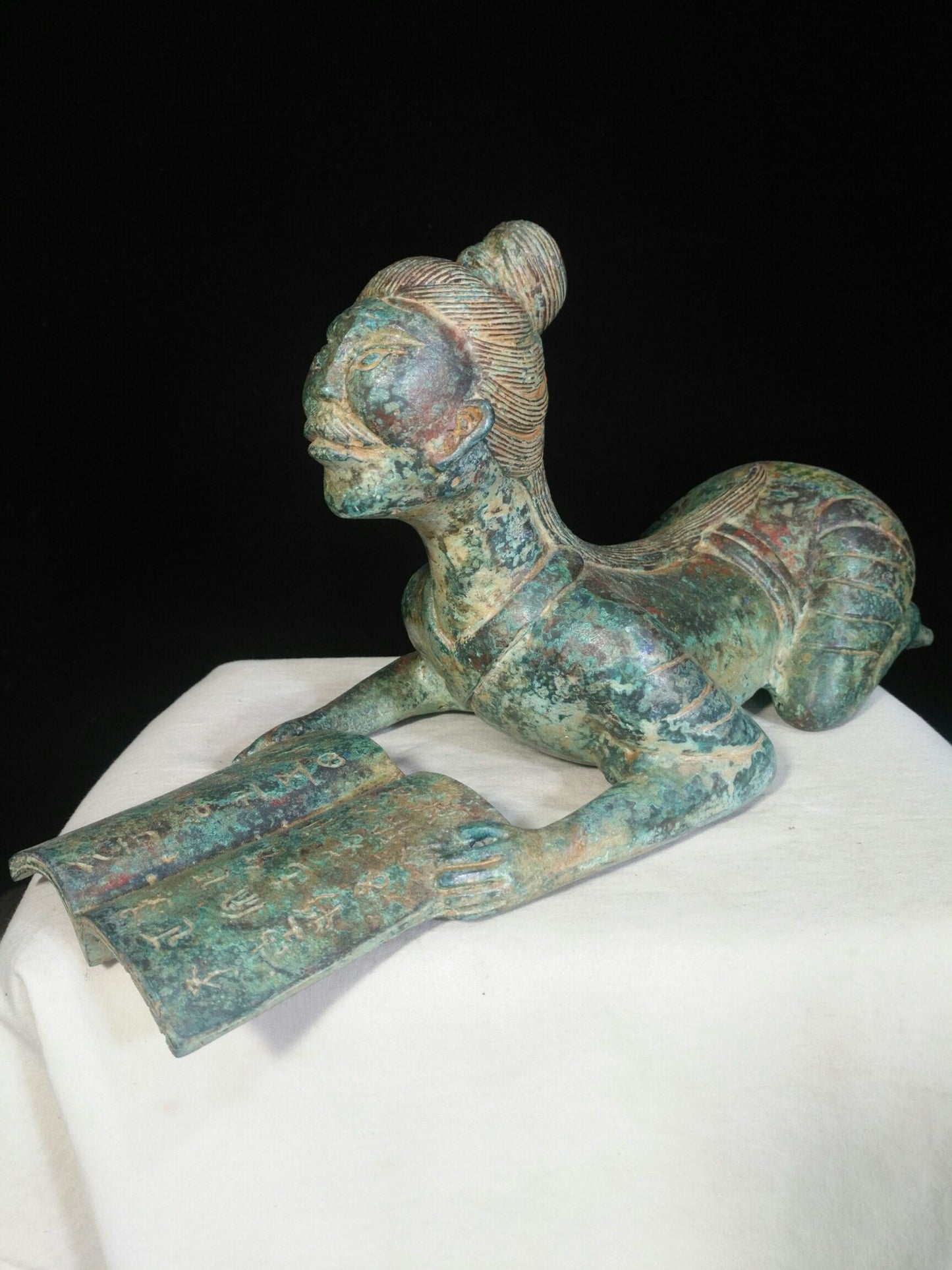 Bronze figurines and figurines lifting books