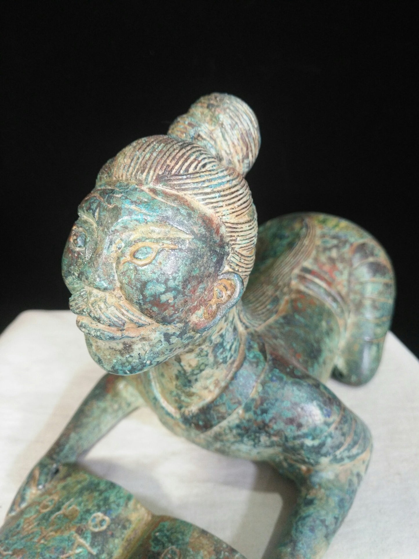 Bronze figurines and figurines lifting books