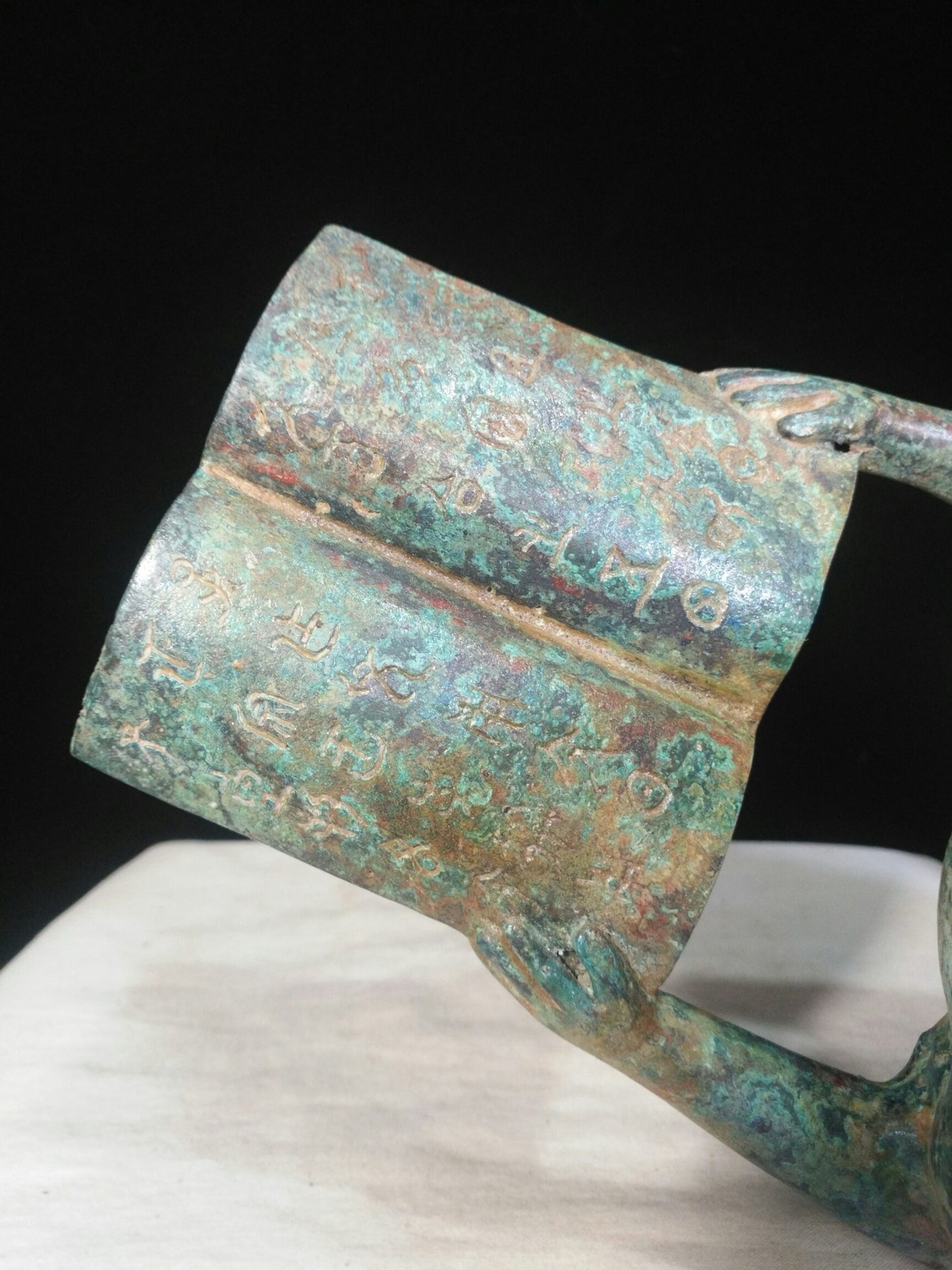 Bronze figurines and figurines lifting books