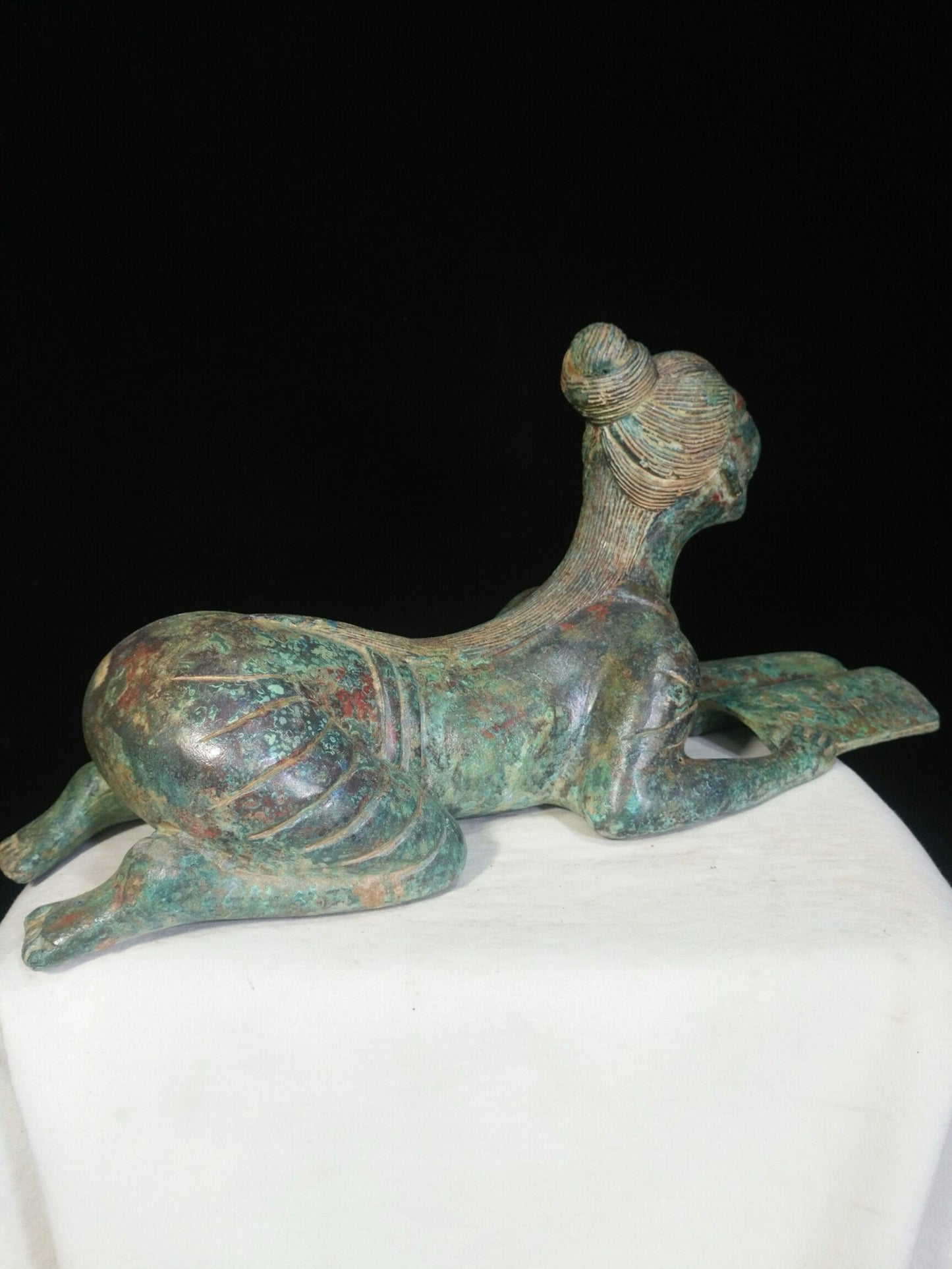 Bronze figurines and figurines lifting books