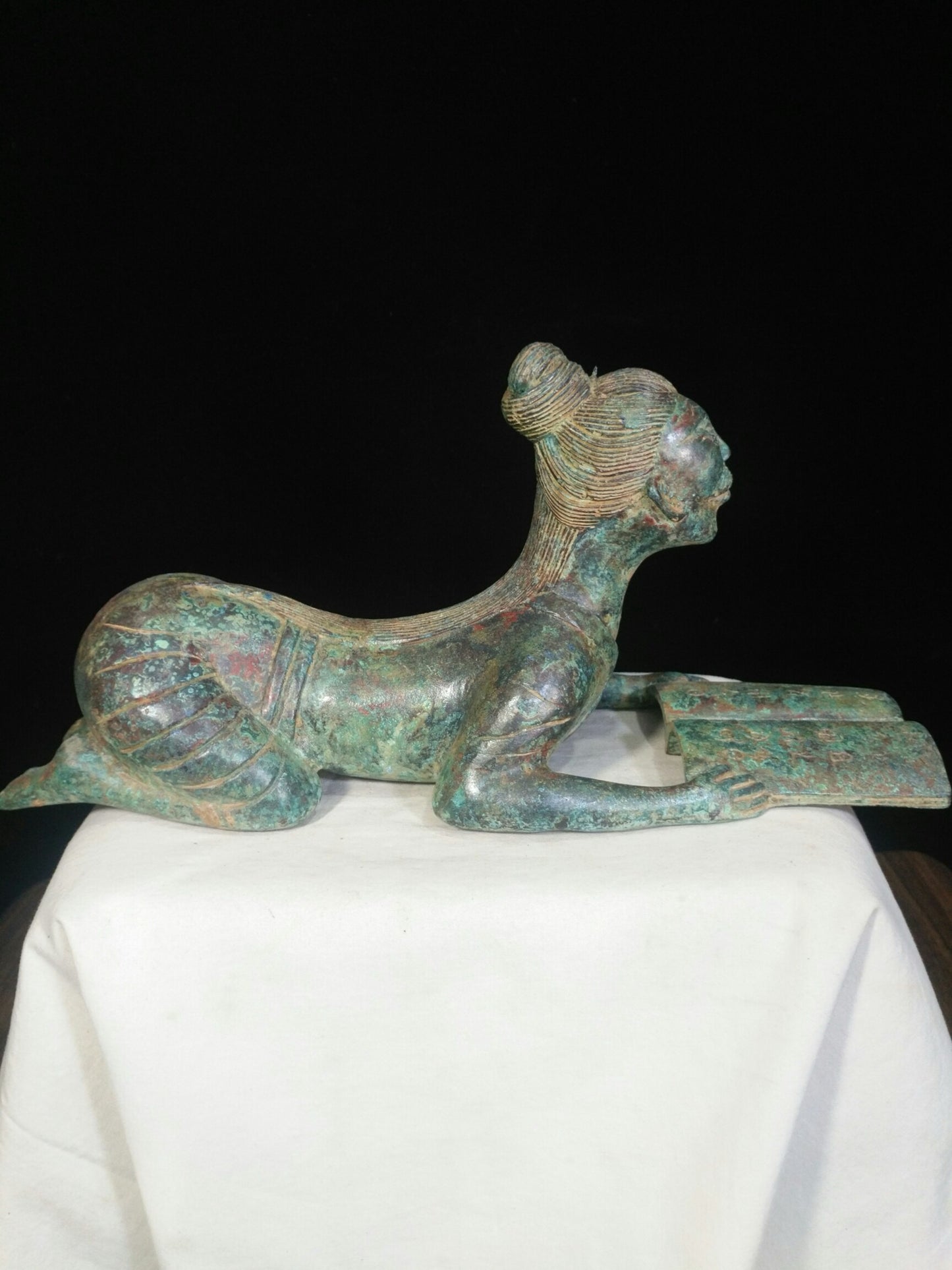 Bronze figurines and figurines lifting books