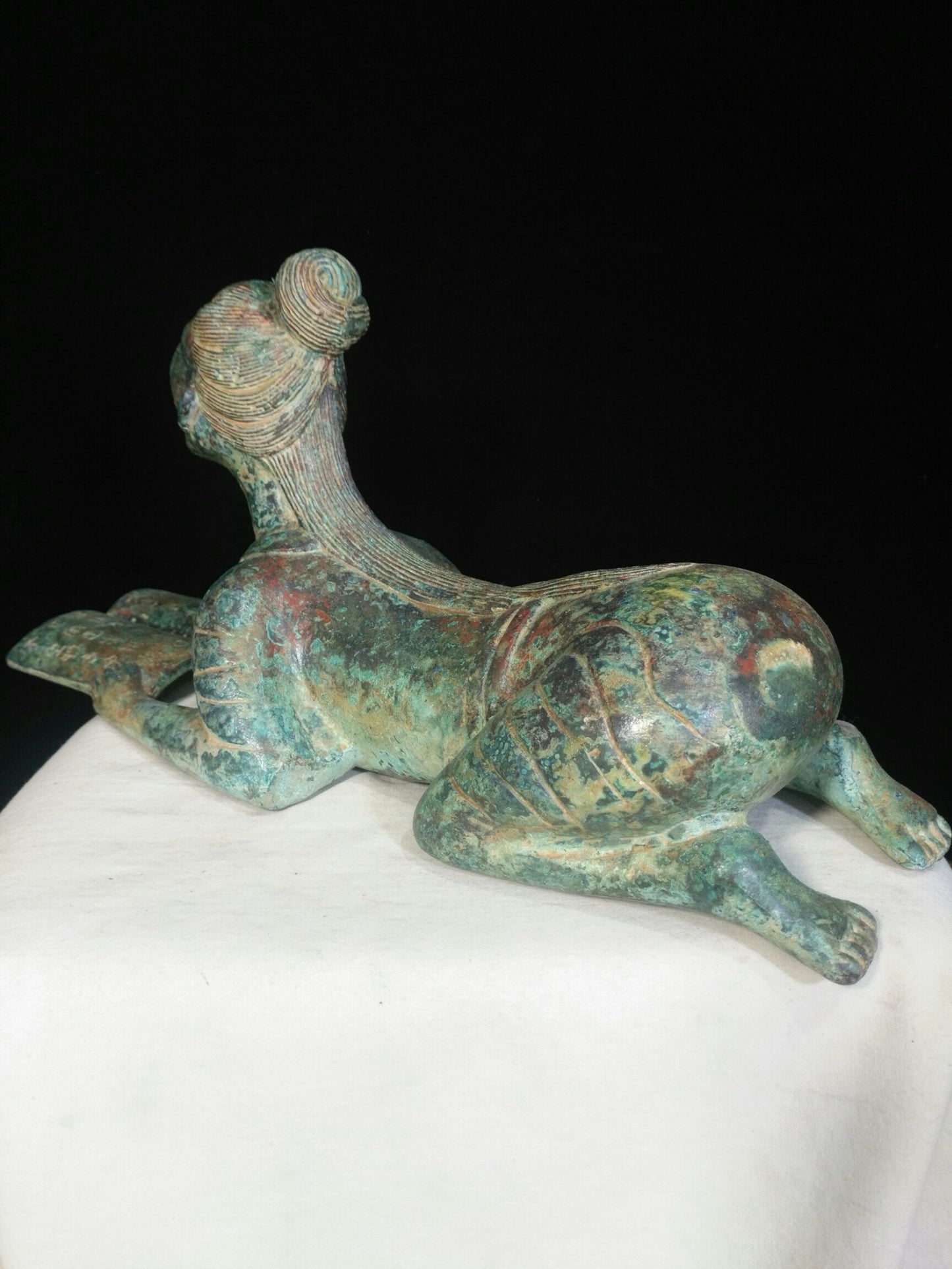 Bronze figurines and figurines lifting books