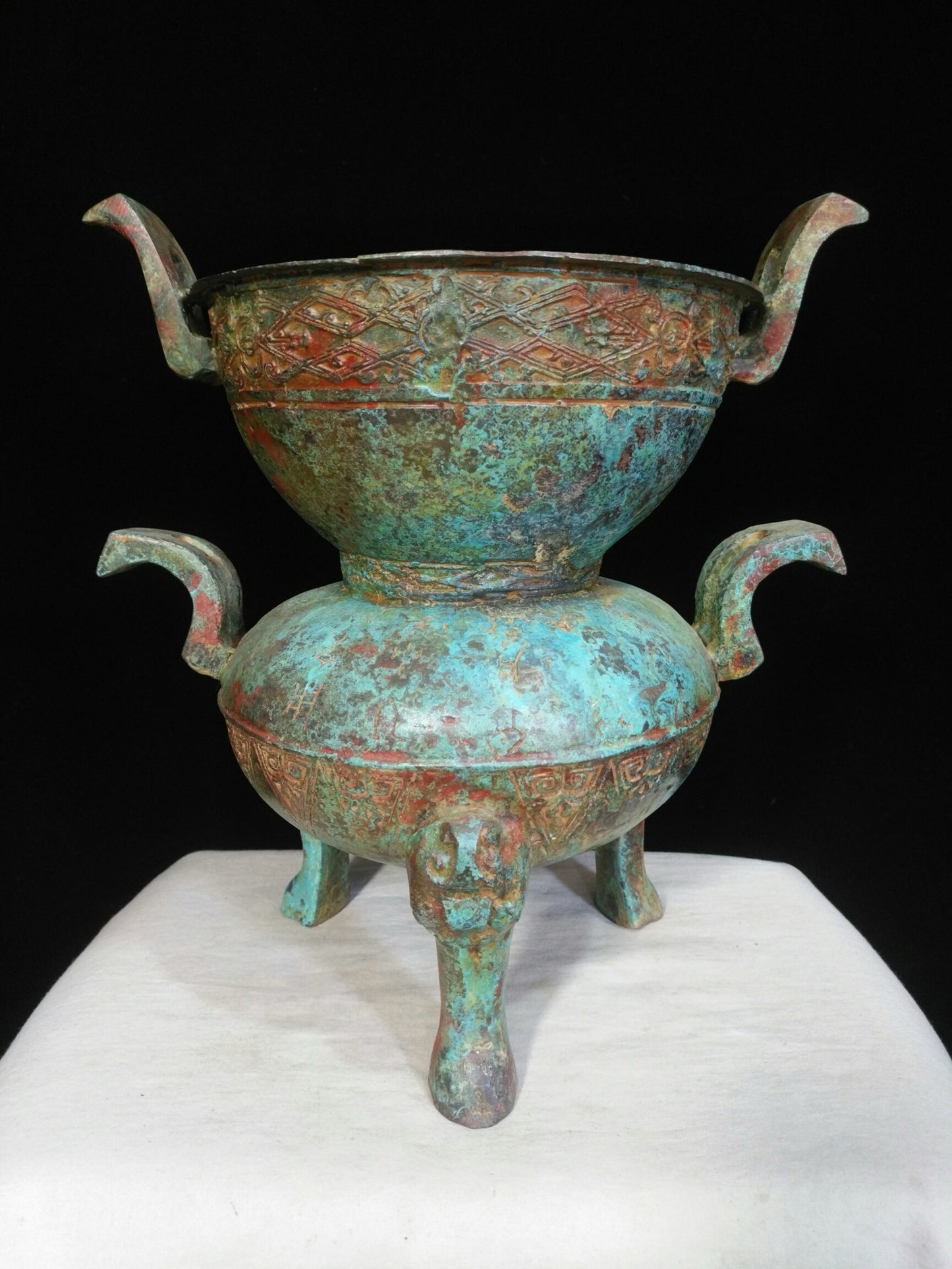 Bronze vessel double layered cauldron