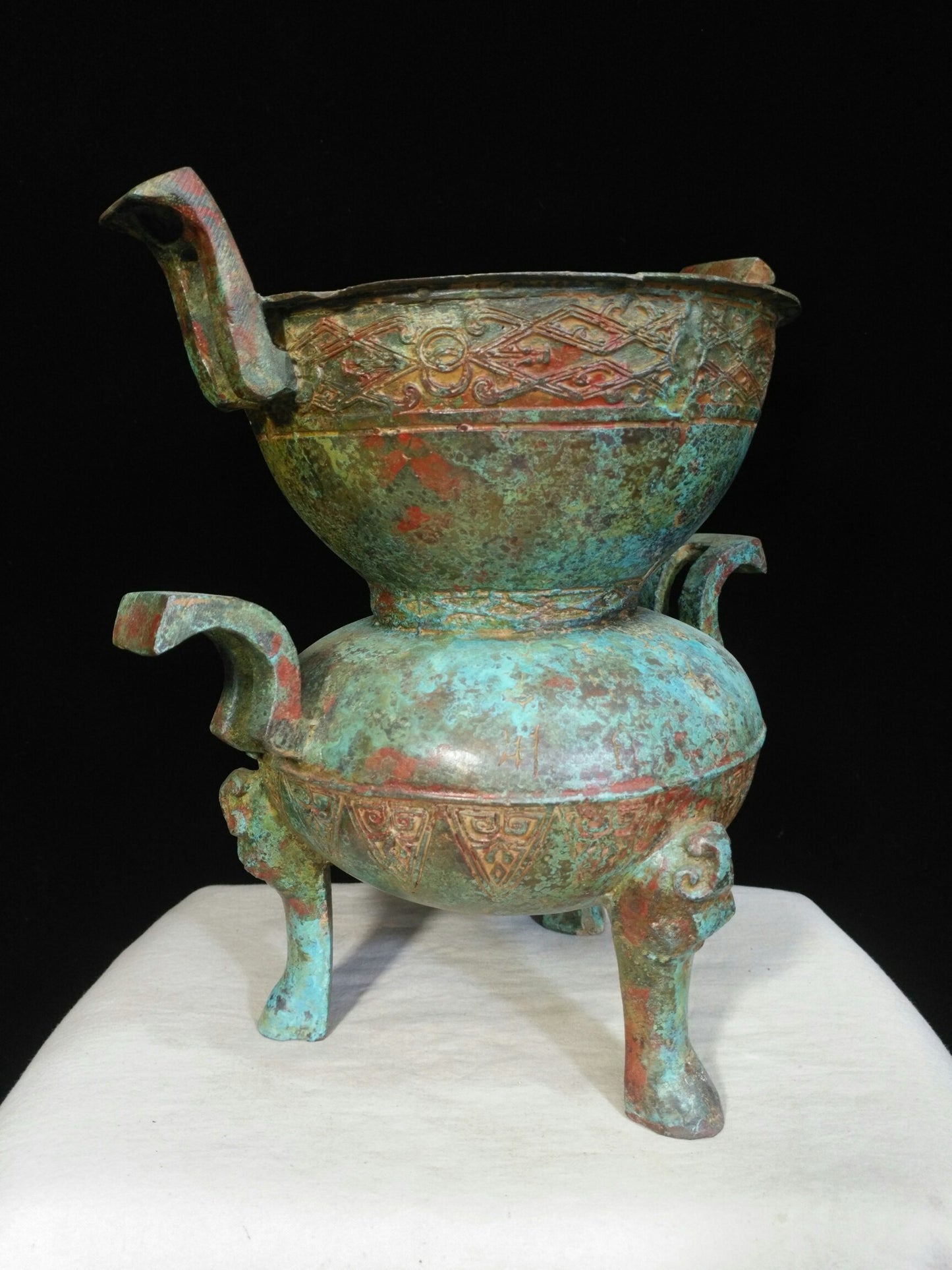 Bronze vessel double layered cauldron