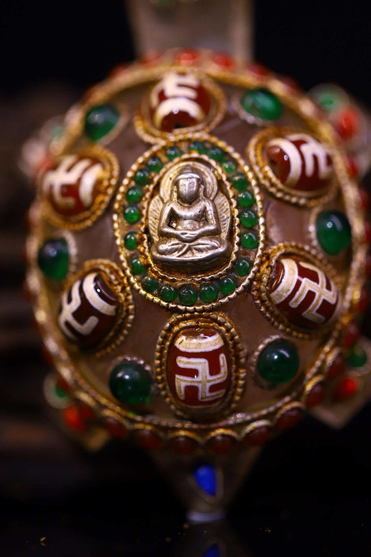 Natural crystal, pure handmade knocking, carving, gilded filigree inlaid with gemstones, attracting wealth turtles