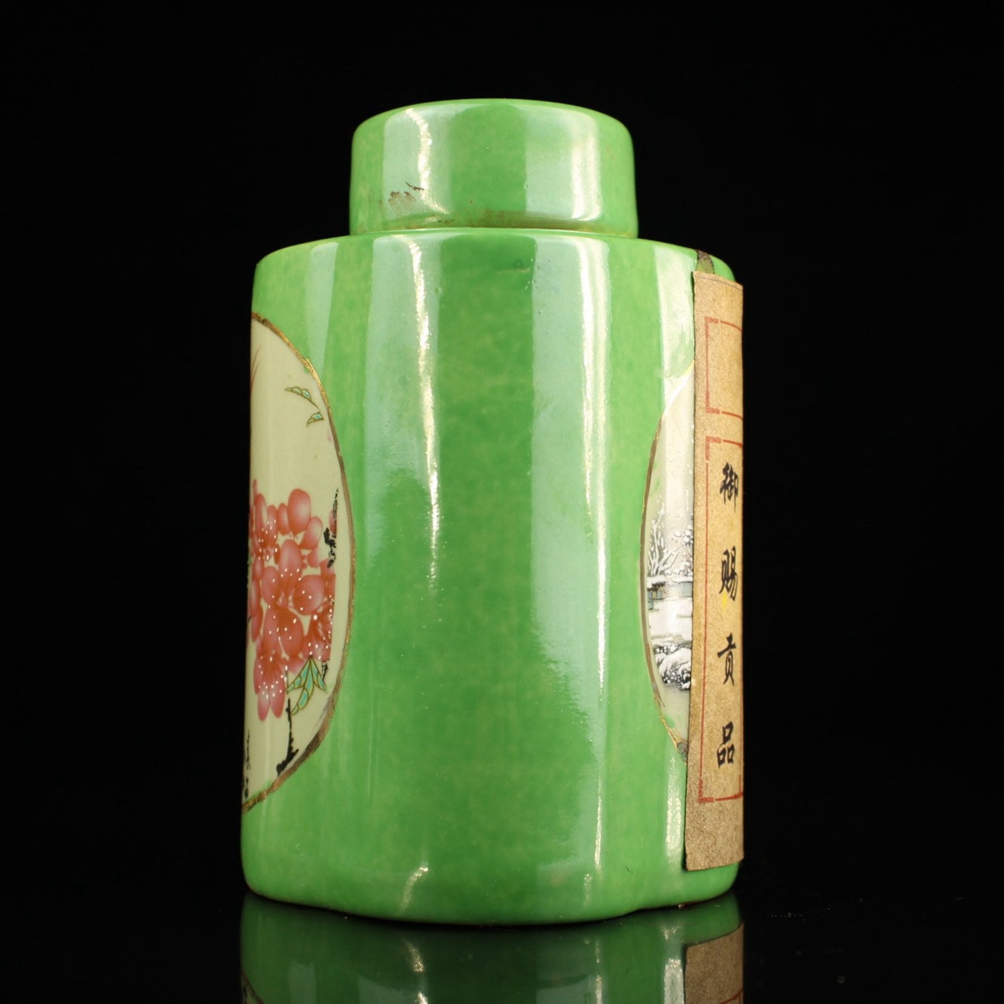Collection: A can of ceramic jars for collecting imperial tea paste from the countryside