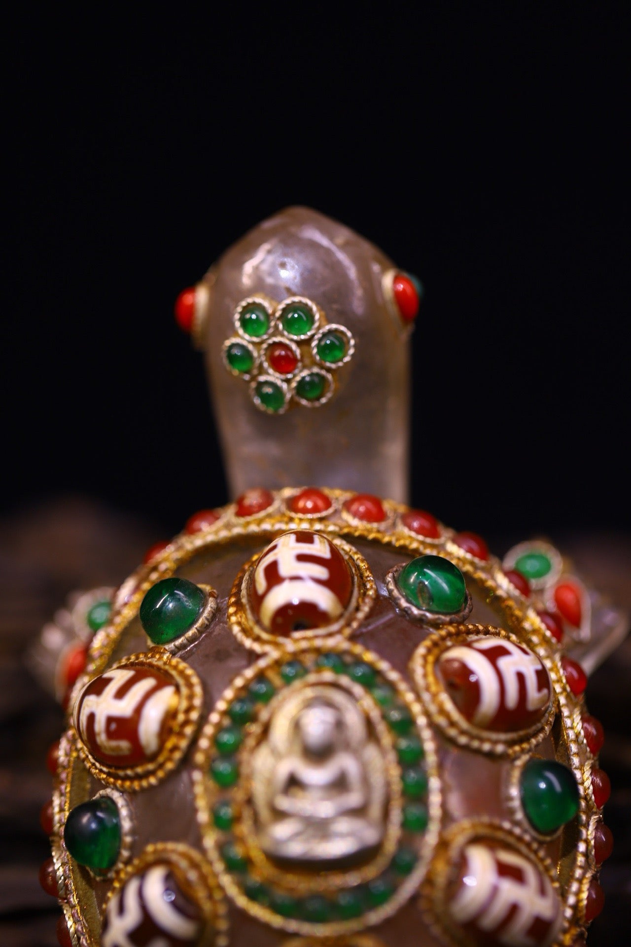 Natural crystal, pure handmade knocking, carving, gilded filigree inlaid with gemstones, attracting wealth turtles