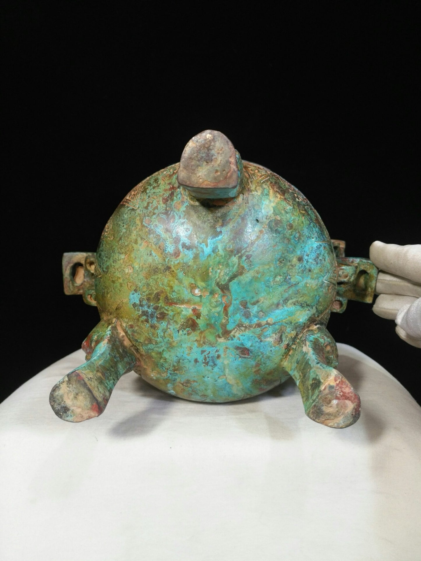 Bronze vessel double layered cauldron