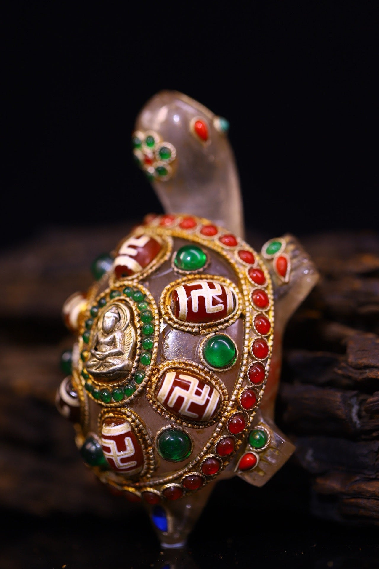 Natural crystal, pure handmade knocking, carving, gilded filigree inlaid with gemstones, attracting wealth turtles