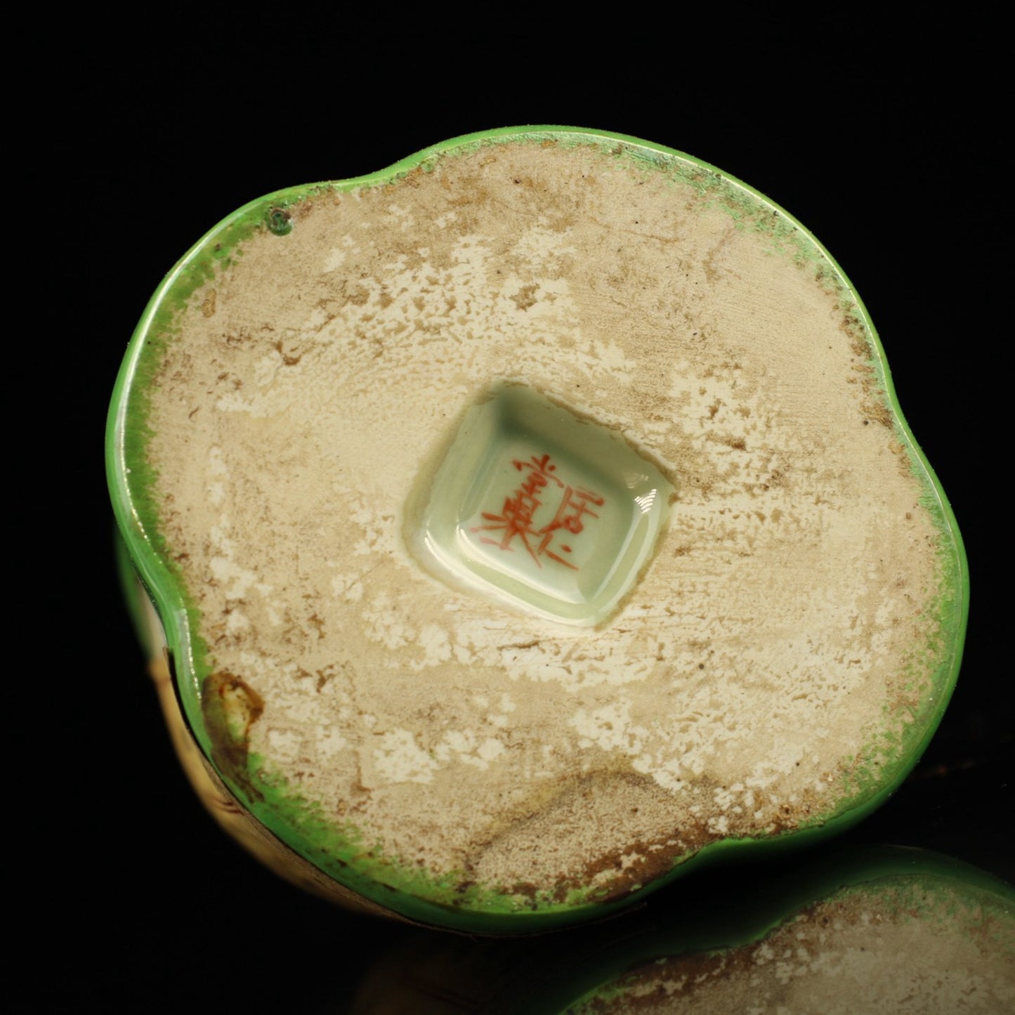 Collection: A can of ceramic jars for collecting imperial tea paste from the countryside