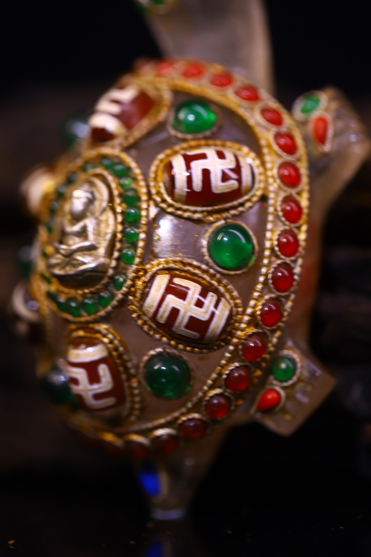 Natural crystal, pure handmade knocking, carving, gilded filigree inlaid with gemstones, attracting wealth turtles