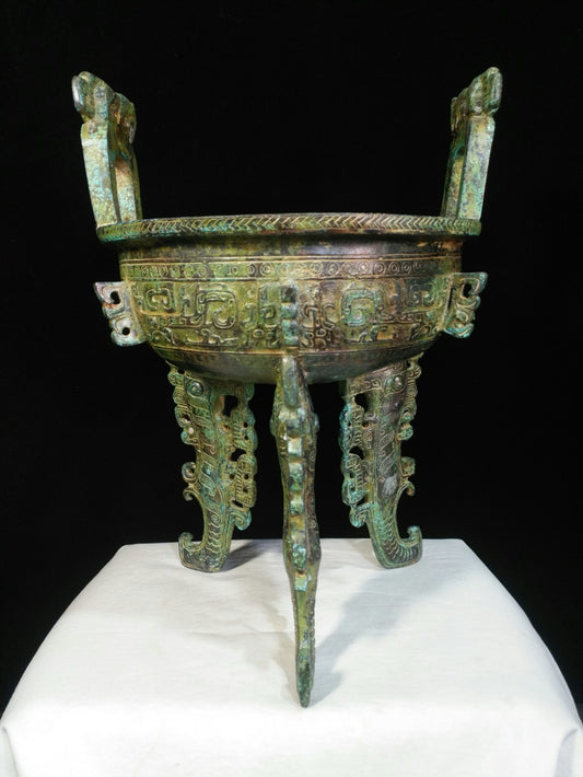 Bronze vessel flat footed tripod
