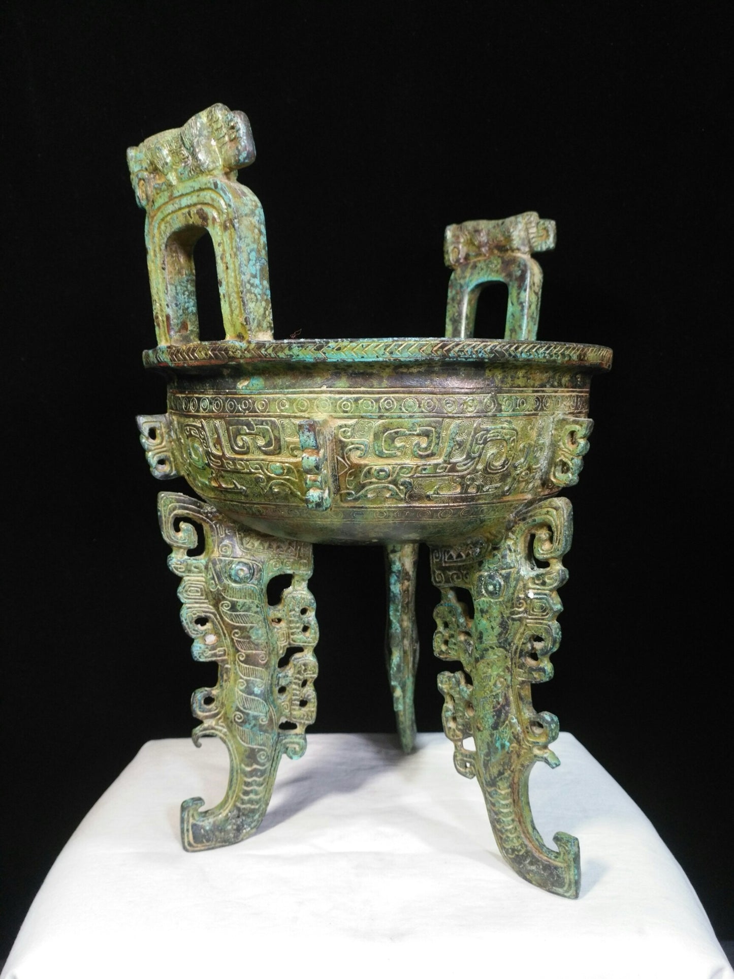 Bronze vessel flat footed tripod